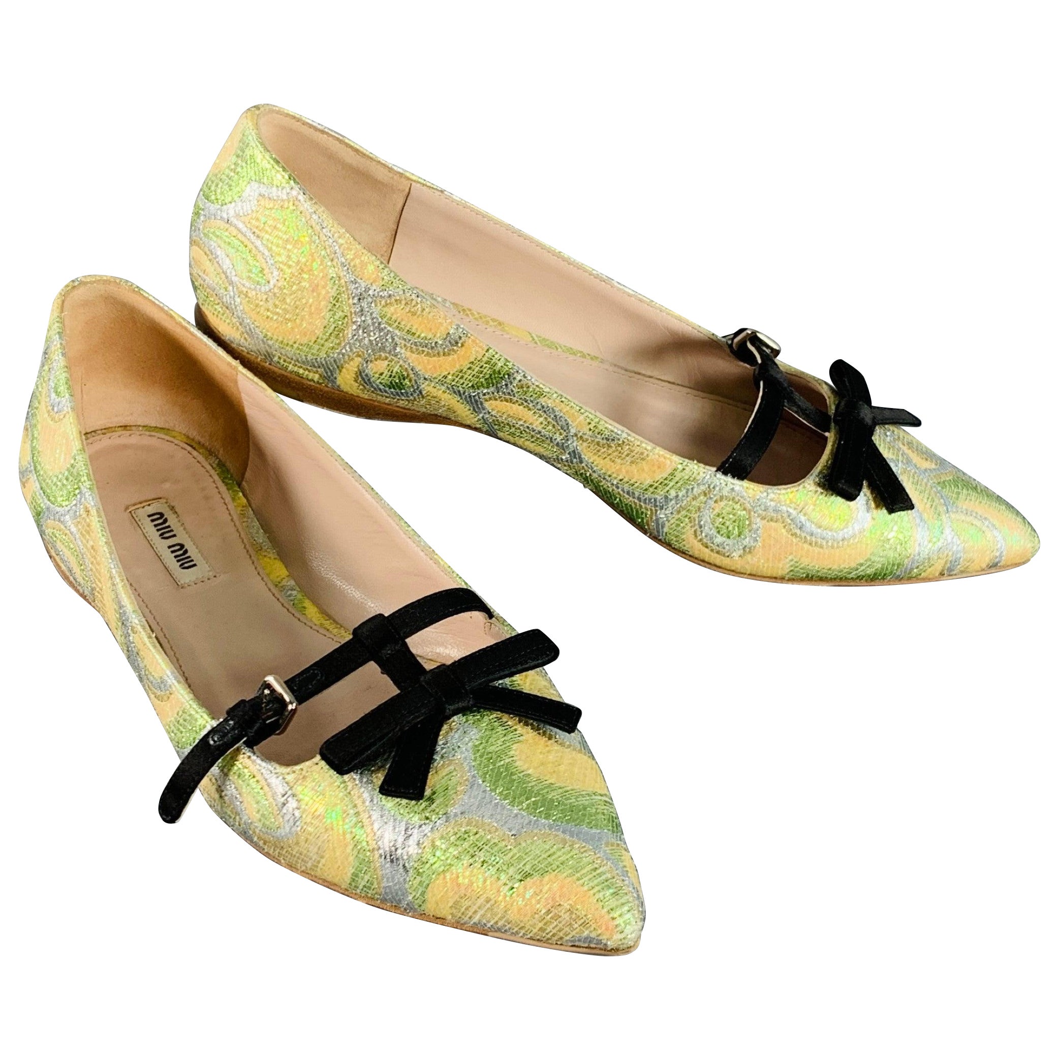 MIU MIU Taglia 8.5 Greene 
Greene Silver Paisley Textured Pointed Toe Bow Flats in vendita
