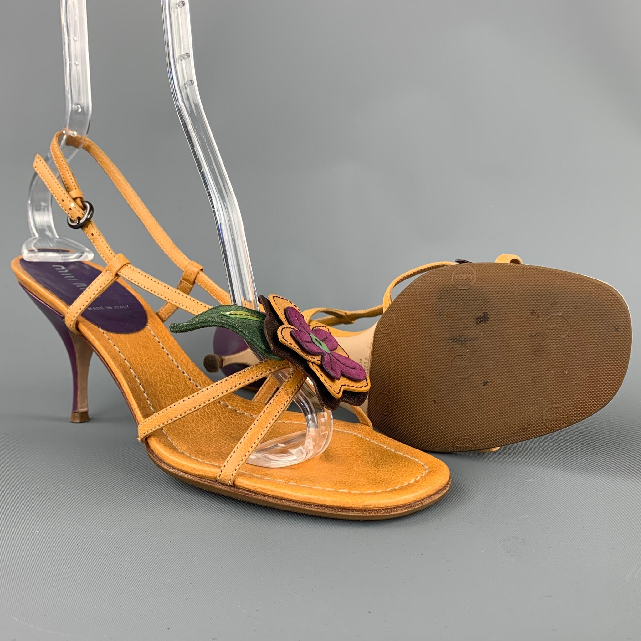 MIU MIU Sandali in pelle con fiori applicati color senape misura 8,5 In condizioni buone a San Francisco, CA