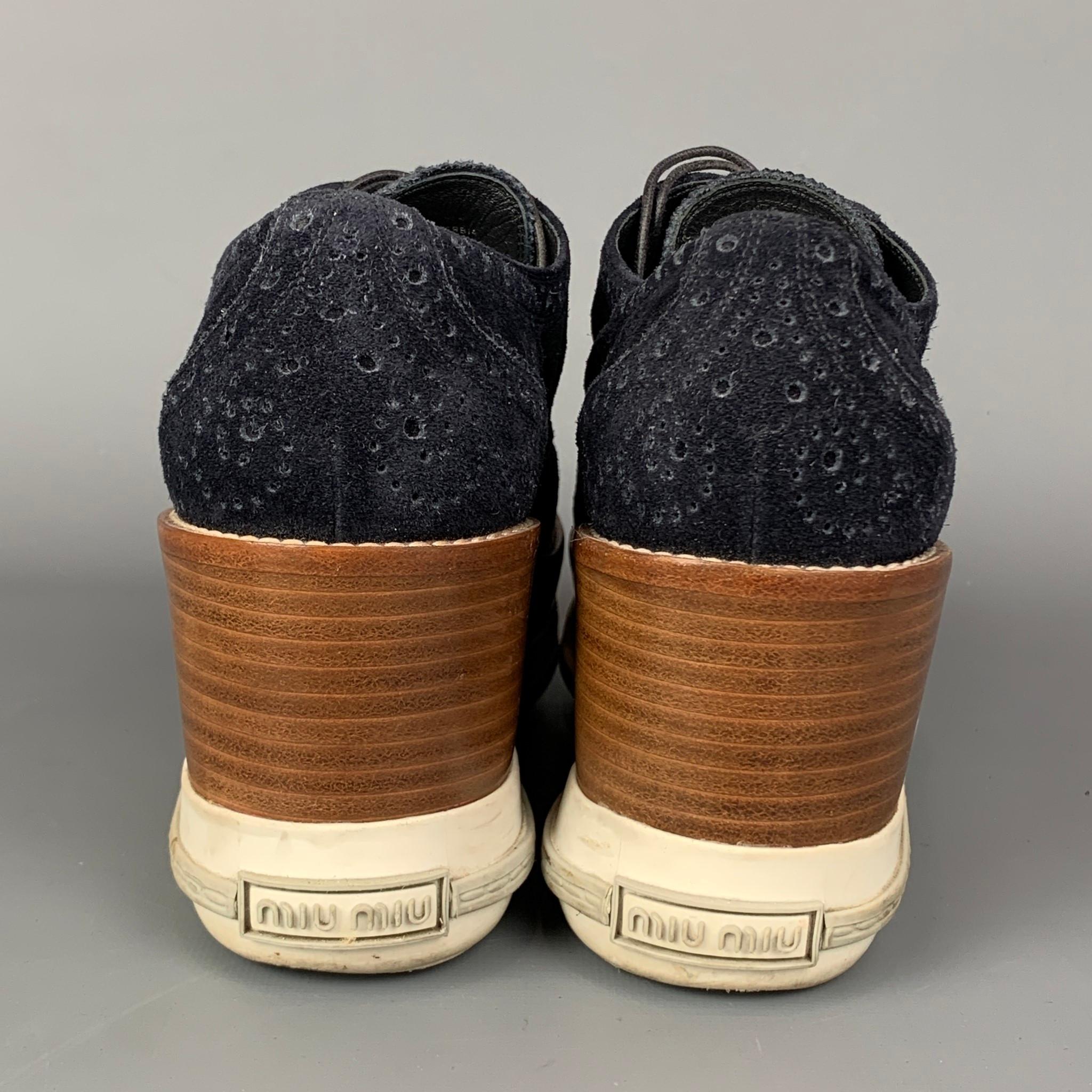 De las mujeres Zapatos de cordones con cuña Oxford de ante marrón y azul marino MIU MIU talla 8.5