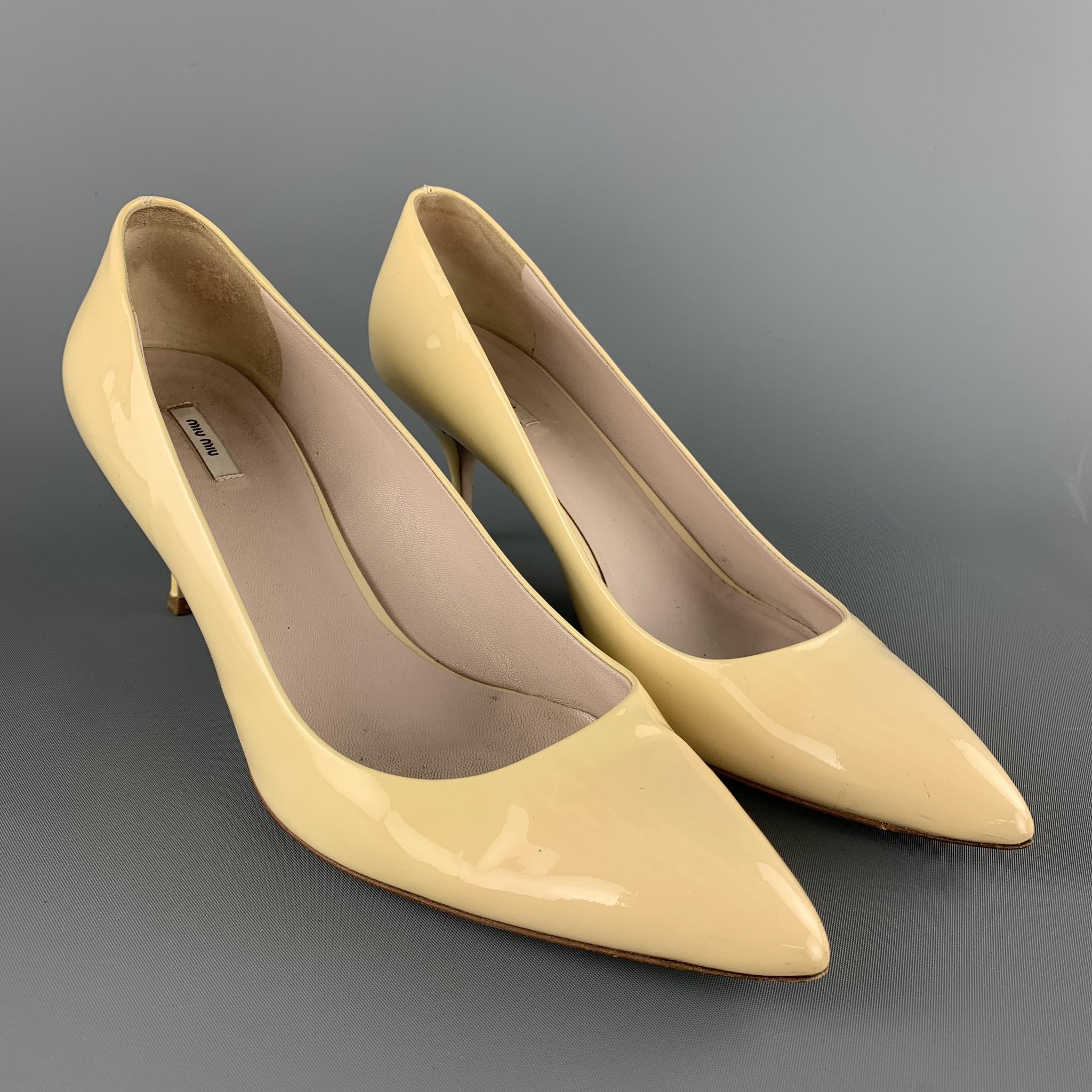 MIU MIU pumps come in beige patent leather with a pointed toe and kitten heel. Made in Italy.

Very Good Pre-Owned Condition.
Marked: IT 39

Heel: 2.95 in.