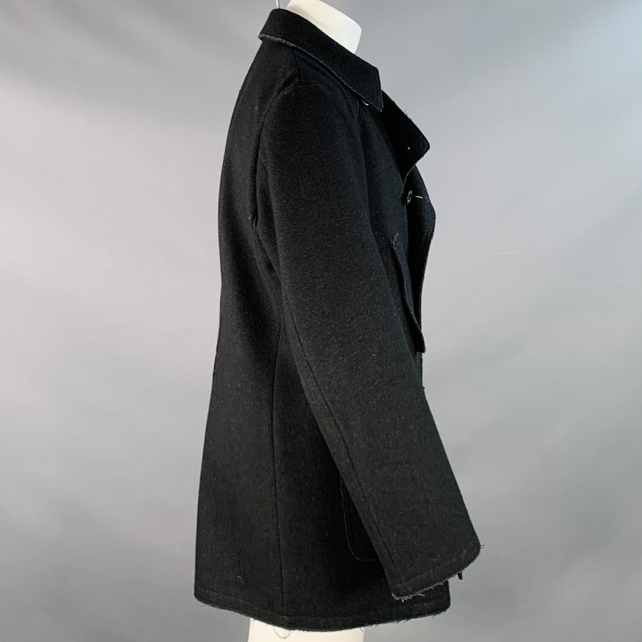 MIU MIU - Cappotto in pelle
in tessuto misto lana nero con doppiopetto, quattro tasche (due a filetto con patta, due applicate), bordi grezzi e chiusura con bottoni. Made in Italy. Eccellente condizione di usato. 

Contrassegnato:   IT 50 

Misure: