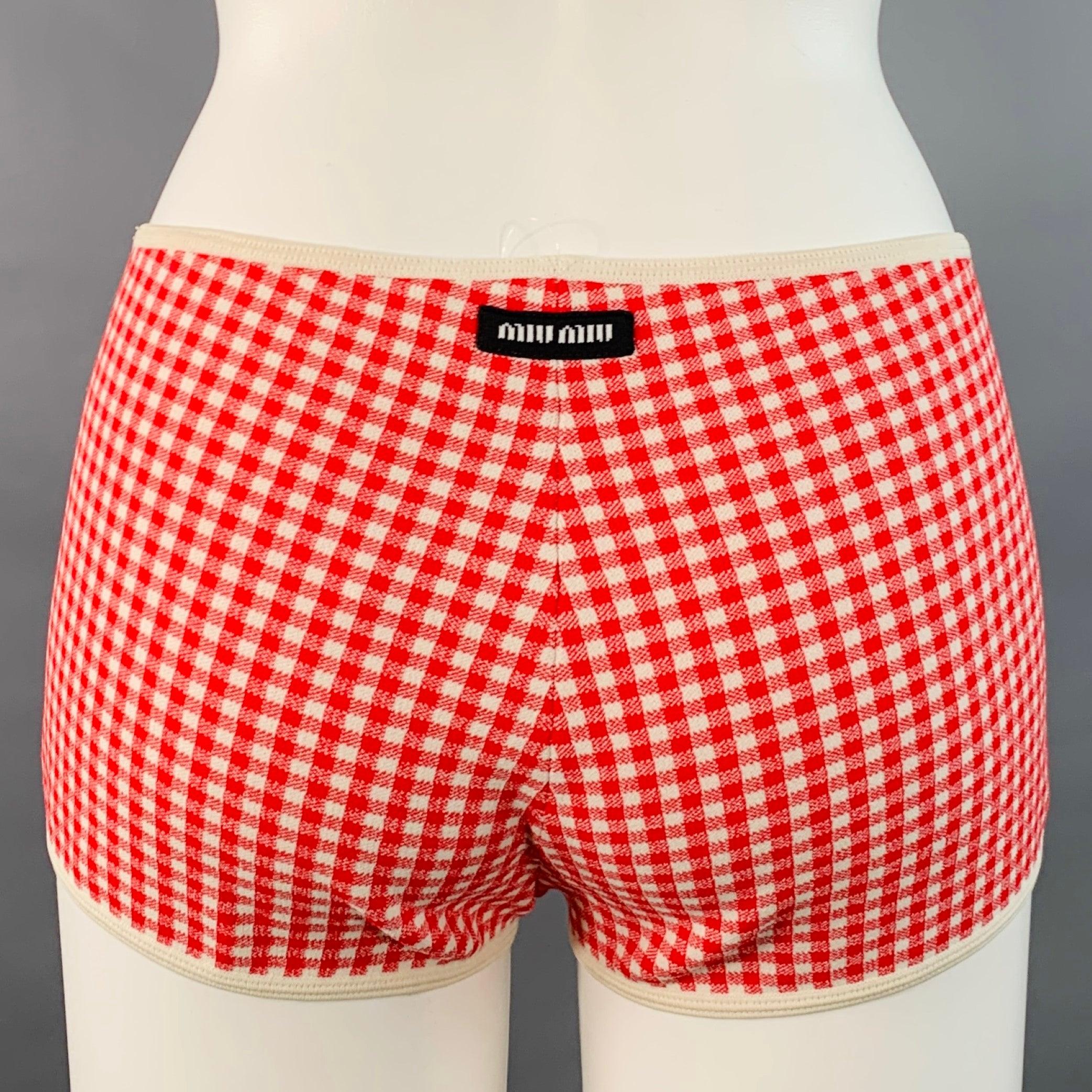 MIU MIU Shorts
aus roter und cremefarbener Viskose, mit Gingham-Muster und elastischem Bund. Made in Italy Ausgezeichneter Pre-Owned Zustand. 

Markiert:   Größe nicht markiert, keine Etiketten 

Abmessungen: 
  Taille: 28 - 31 Zoll Steigung: 8,5