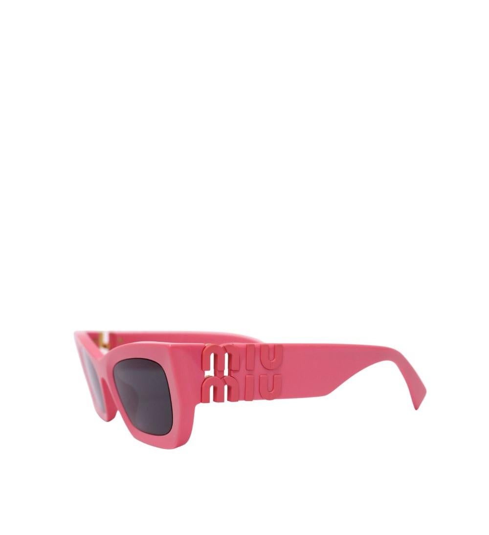 Miu Miu SMU09W Pink Glimpse Sonnenbrille, mit rechteckigem Acetat, getönten Gläsern und vertikalem Miu Miu Logo, das in das Scharnier der dicken Bügel integriert ist.

Hardware: Acetat
Linse: Schwarz
Breite des Objektivs: 53 mm
Objektivbrücke: 22