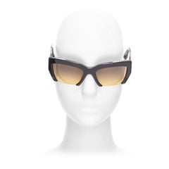 Occhiali da sole MIU MIU SMU110 con montatura angolare nera e lenti marroni sfumate