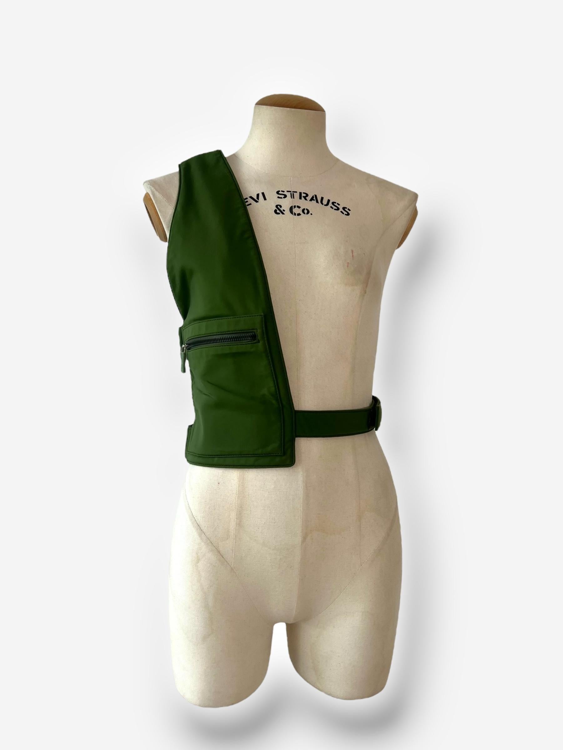 Miu Miu Spring/Summer 1999 Green Chest Rig Bag – Military Green In Good Condition For Sale In CAPELLE AAN DEN IJSSEL, ZH