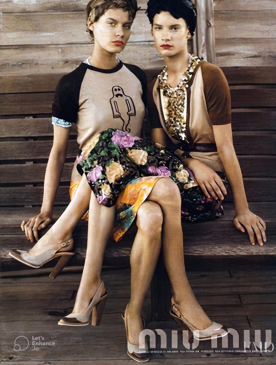 Esta falda plisada de jacquard de seda, una pieza icónica de la célebre colección Primavera/Verano 2004 de Miu Miu, no sólo es una muestra de la visión de Miuccia Prada de principios de la década de 2000, sino que también apareció en la campaña