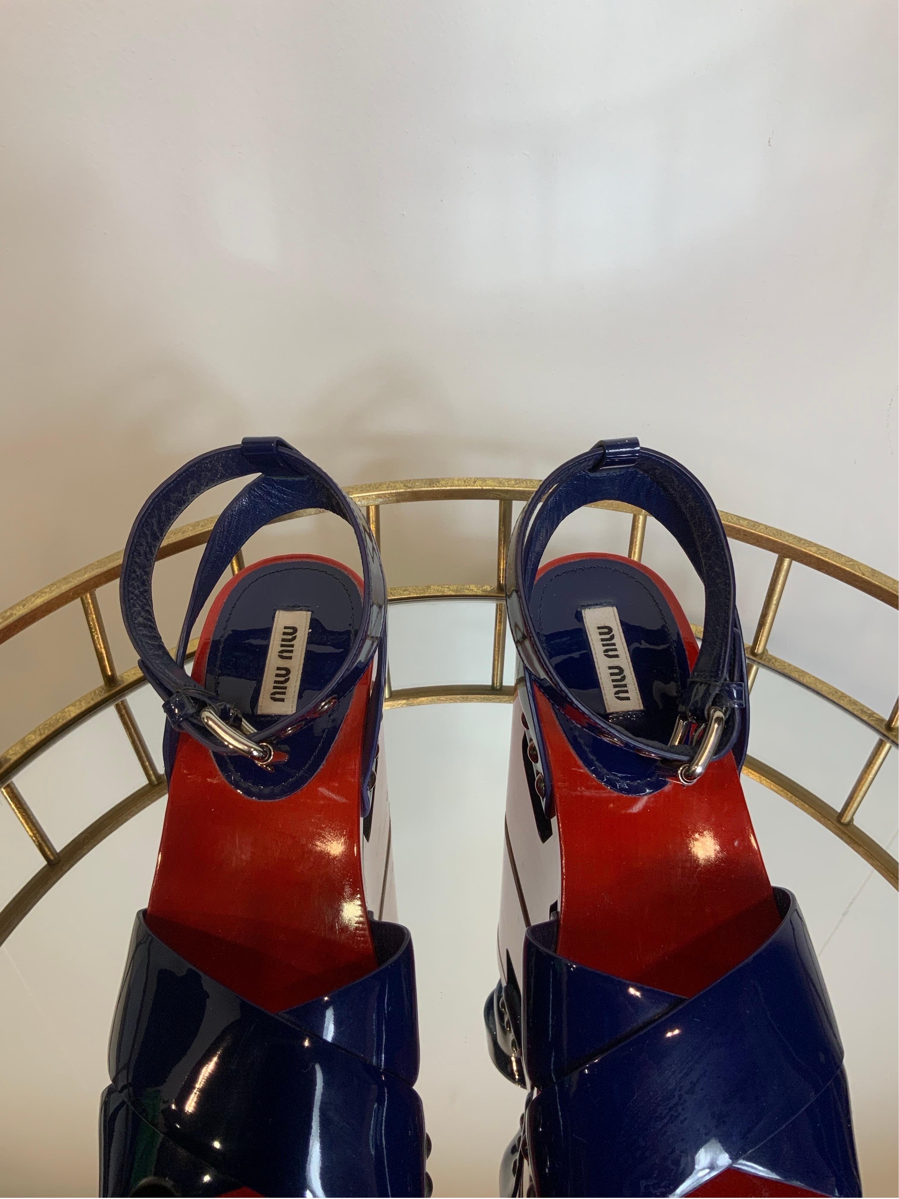 Sandalia de plataforma MiuMiu.
Colección SS 2017. #Look nº 1.
En charol azul y plataforma roja.
Talla 38 y media italiana.
La suela mide 24 cm
La plataforma alcanza 12 cm
Excelente estado general, usado muy poco.