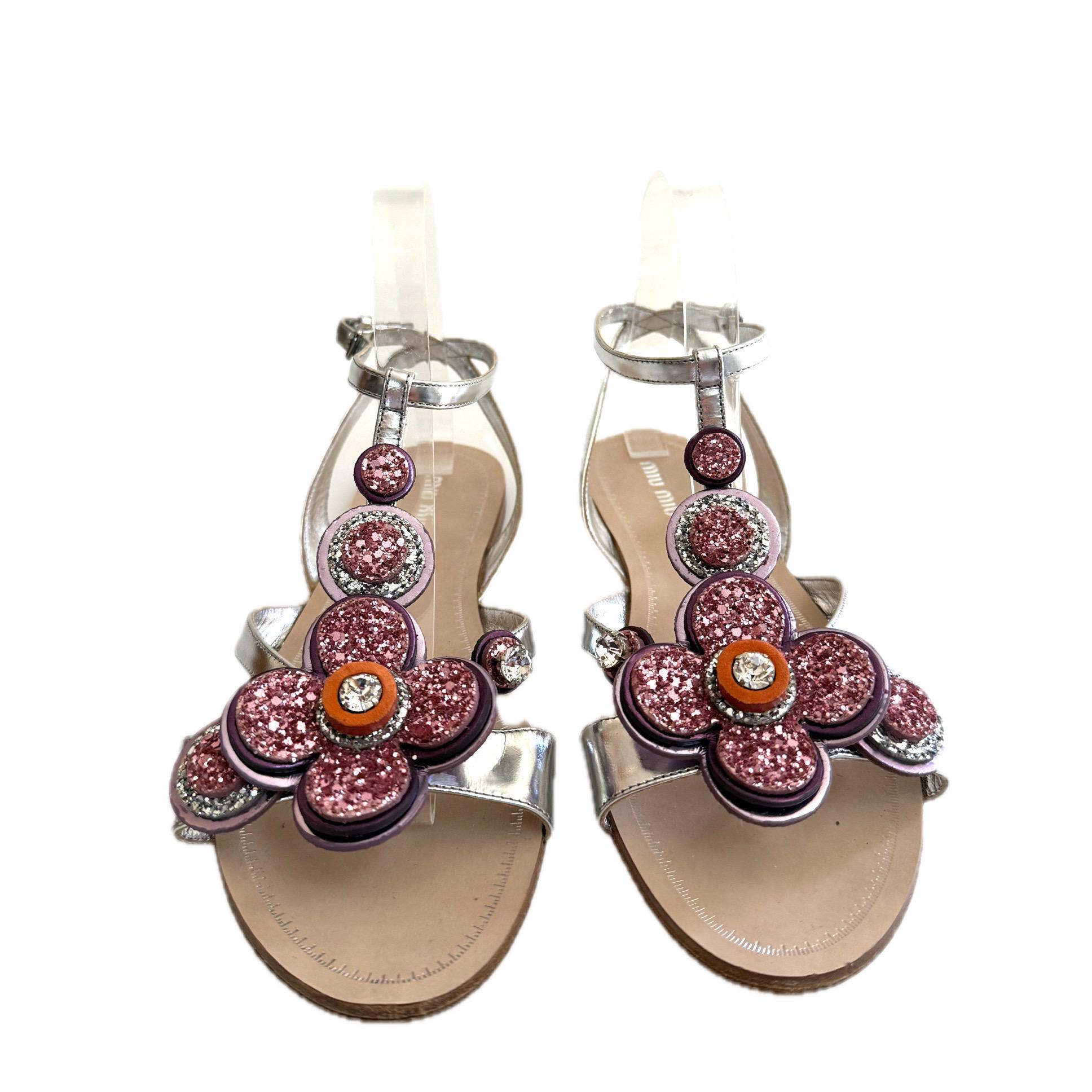 Miu Miu SS16 Sandali Jewell floreali in glitter argento, misura 38,5

Descrizione:
Dalla collezione primavera/estate 2016 di Miu Miu, questi sandali gioiello catturano l'estetica stravagante e sofisticata del marchio. Realizzate in Italia in pelle