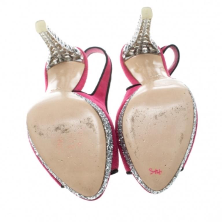 D'un style glamour et d'une finition soignée, ces sandales Miu Miu sont confectionnées en daim rose et dotées d'un bout pointu. Elles reposent sur une plateforme ornée de cristaux et sur des talons ornés de 11,5 cm. Les brides de l'escarpin et la