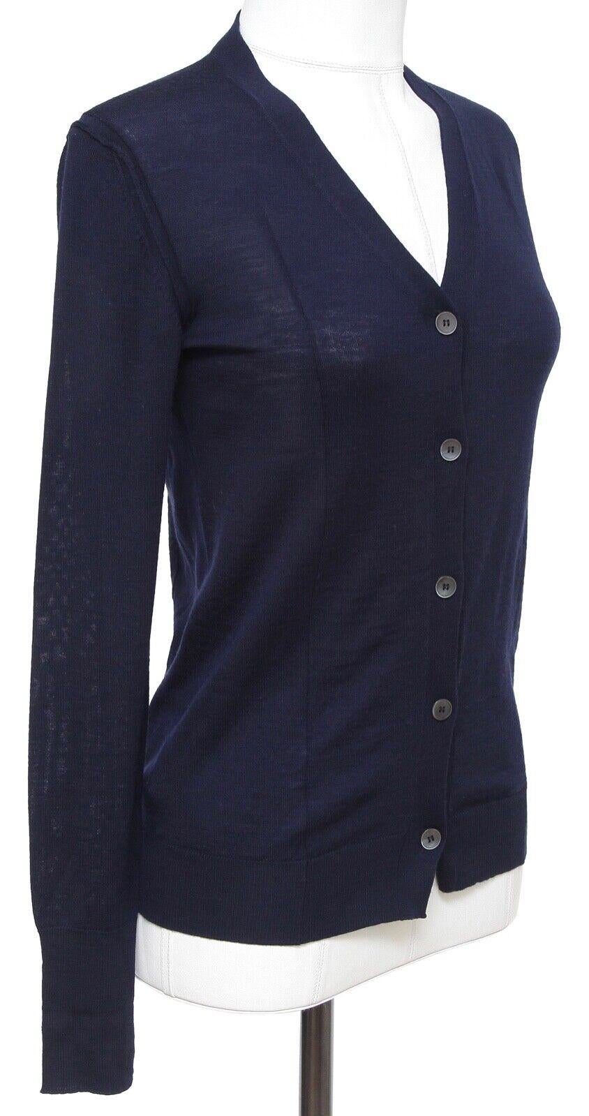 GUARANTEED AUTHENTIC CLASSIC MIU MIU NAVY BLUE LONG SLEEVE CARDIGAN


Details:
- Lightweight wool navy blue color button down cardigan.
- V-neck.
- Ribbing at neckline, sleeves and hem.
- Easy and year round great piece for your Miu Miu