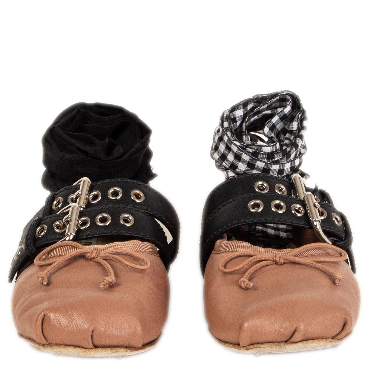 100% authentische Miu Miu Ballerinas aus hellbraunem glattem Nappaleder mit Schnallenverschluss aus schwarzem Kalbsleder und silberfarbener Hardware. Rillenverzierung und Lederschleife. Mit abnehmbaren Bändern, eines in Schwarz  und eine in