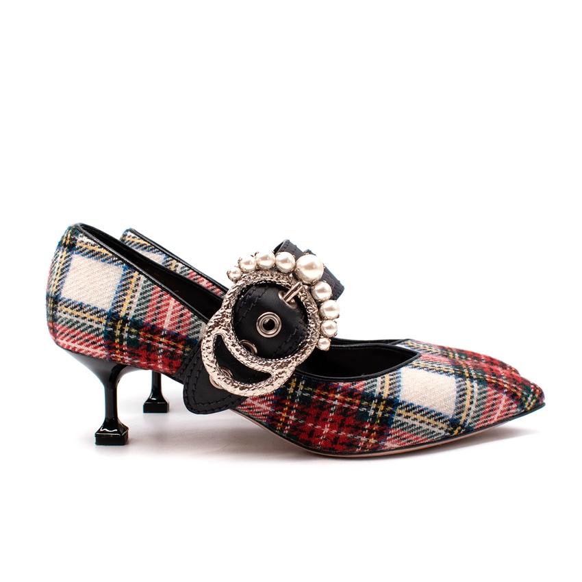 Miu Miu Tartan Kitten-Heel Pumps mit spitzer Spitze 
 

 - Elfenbeinfarbene und rot getönte, mit Schottenkaro überzogene Spitzenpumps mit einem dekorativen schwarzen Lederriemen, der mit einer mit Kunstperlen besetzten Schnalle verziert ist
 - Auf