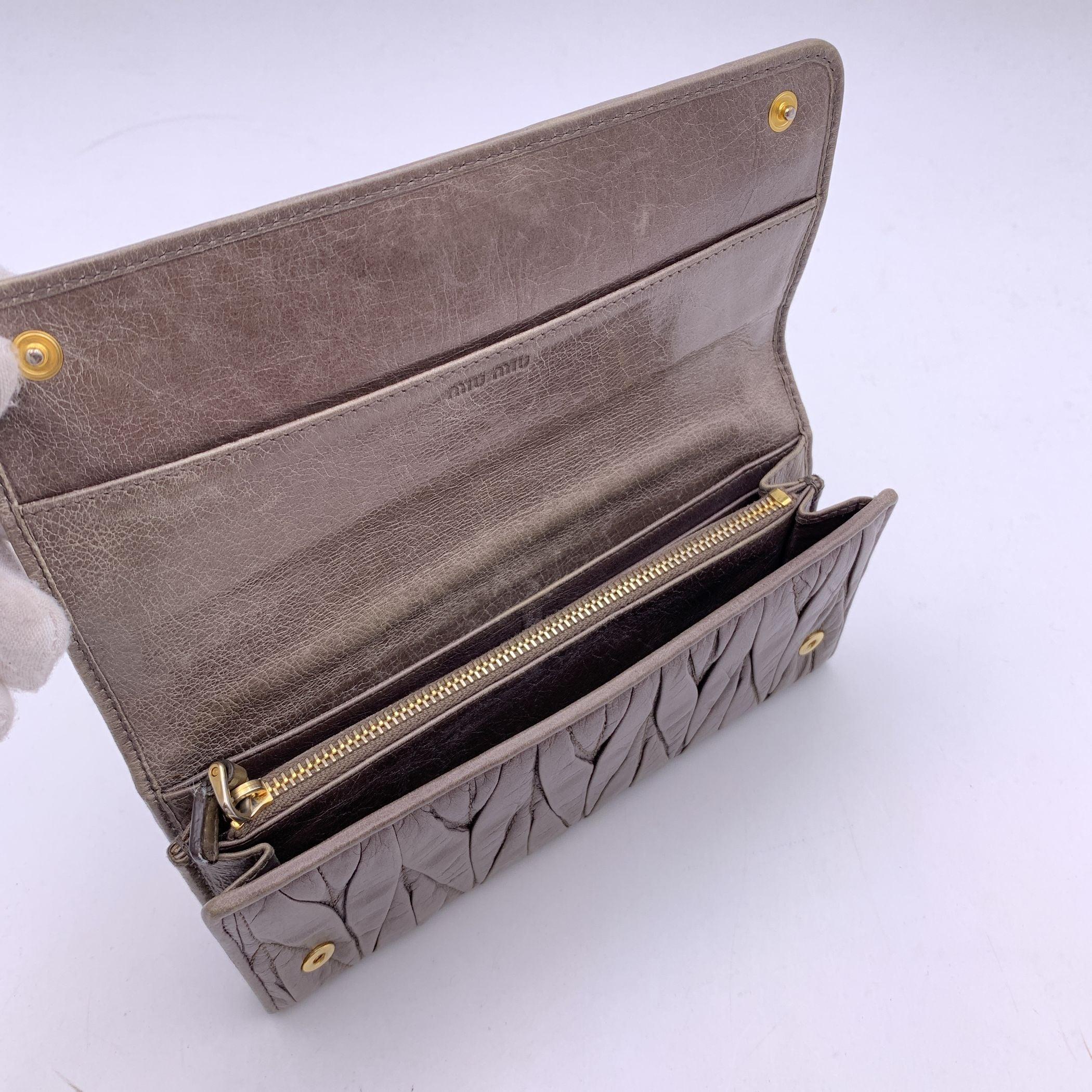Miu Miu Portefeuille à rabat continental en cuir matelassé taupe Bon état - En vente à Rome, Rome