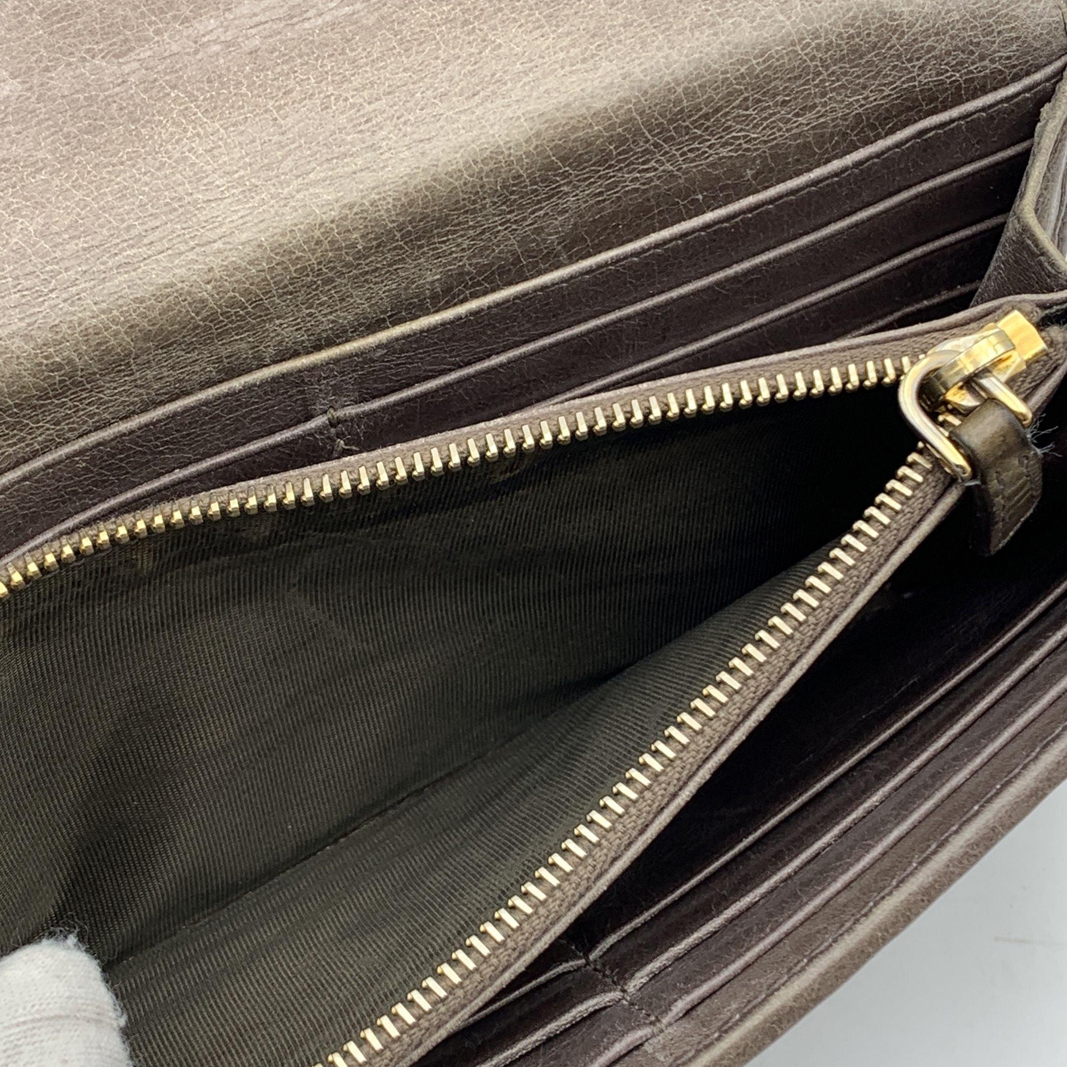 Miu Miu Portefeuille à rabat continental en cuir matelassé taupe Pour femmes en vente