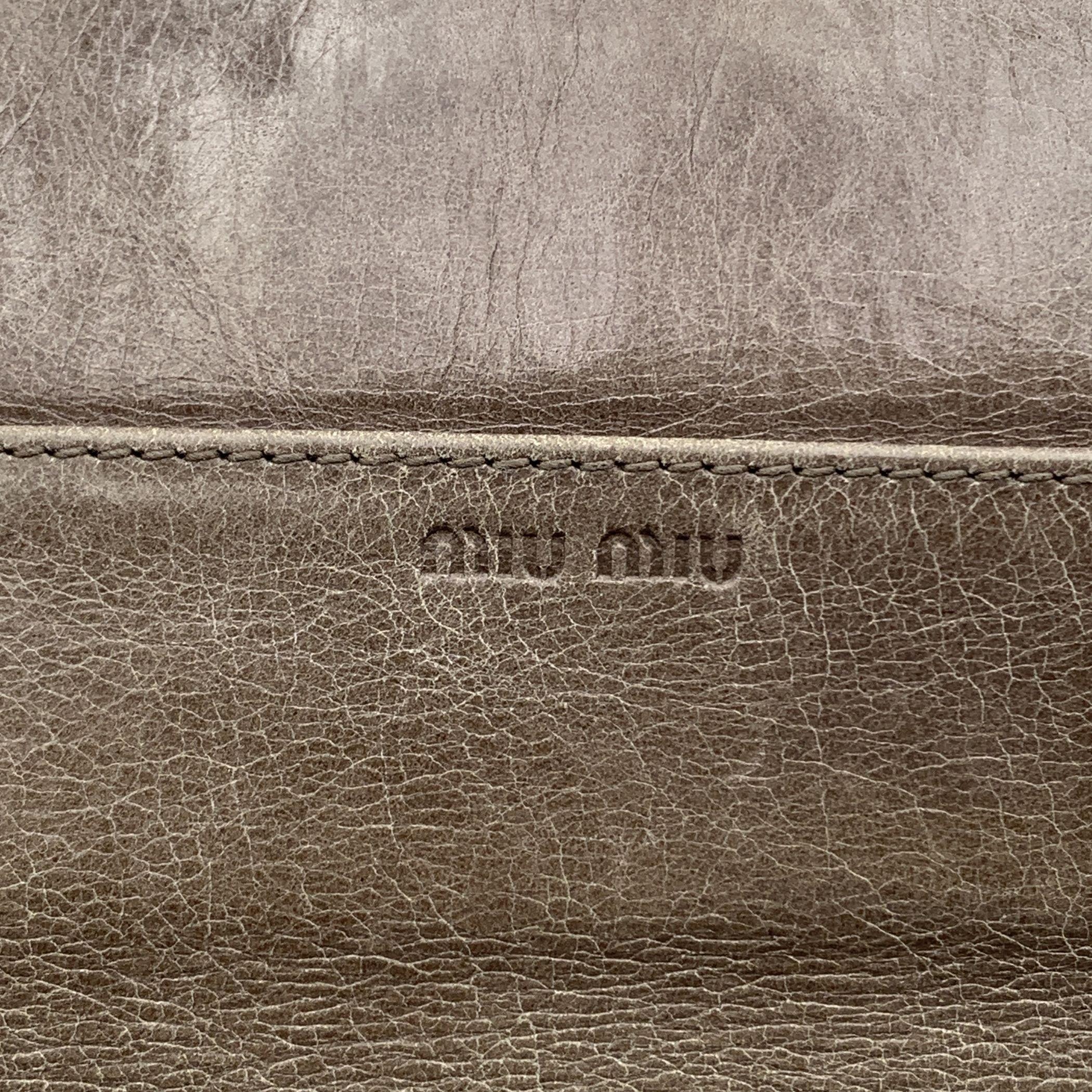 Miu Miu Portefeuille à rabat continental en cuir matelassé taupe en vente 1