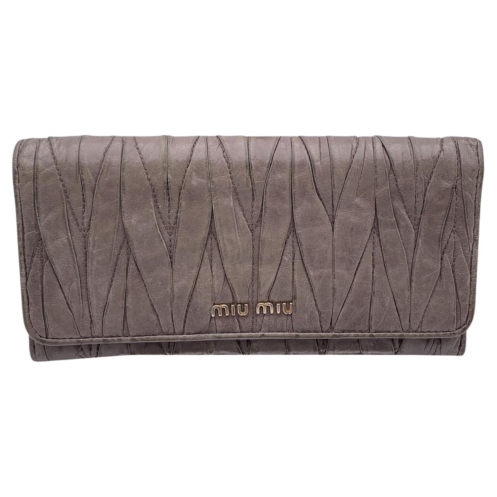Miu Miu Portefeuille à rabat continental en cuir matelassé taupe en vente