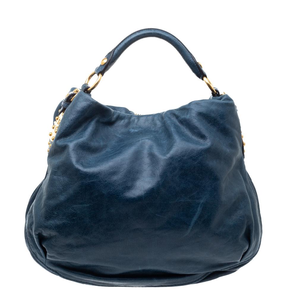 Simple and stylish, this bag is designed in a teal blue leather body. Lined with the perfect fabric, this hobo offers both style and functionality. Look stylish and fancy in this Miu Miu accessory. Complement your attire by adorning this classic