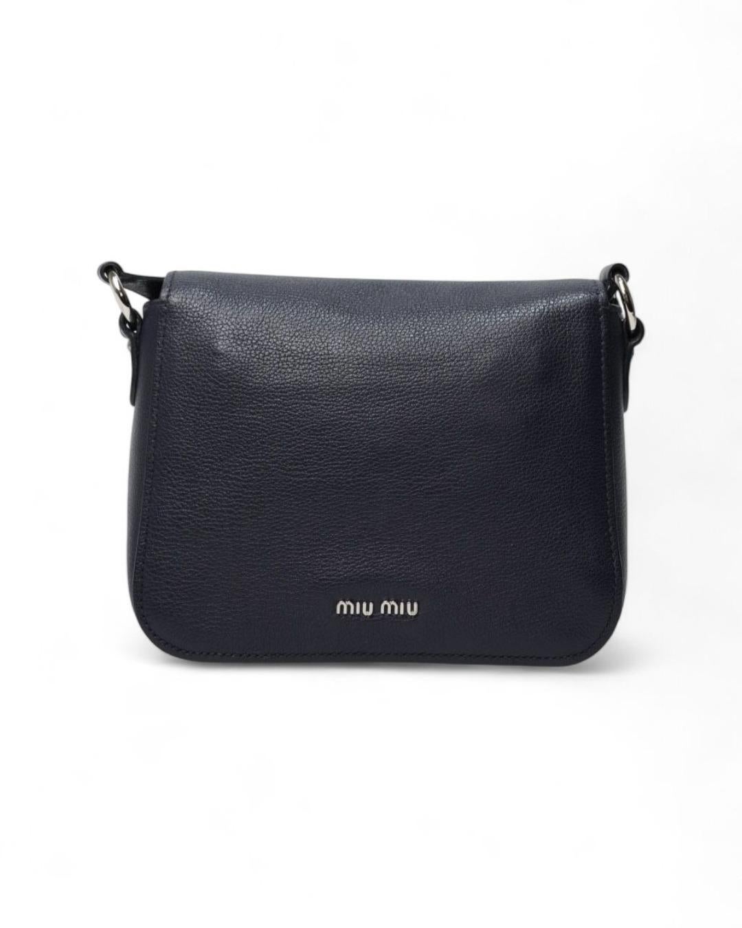 Miu Miu Lock Petit sac à bandoulière granulé Bleu en vente 5