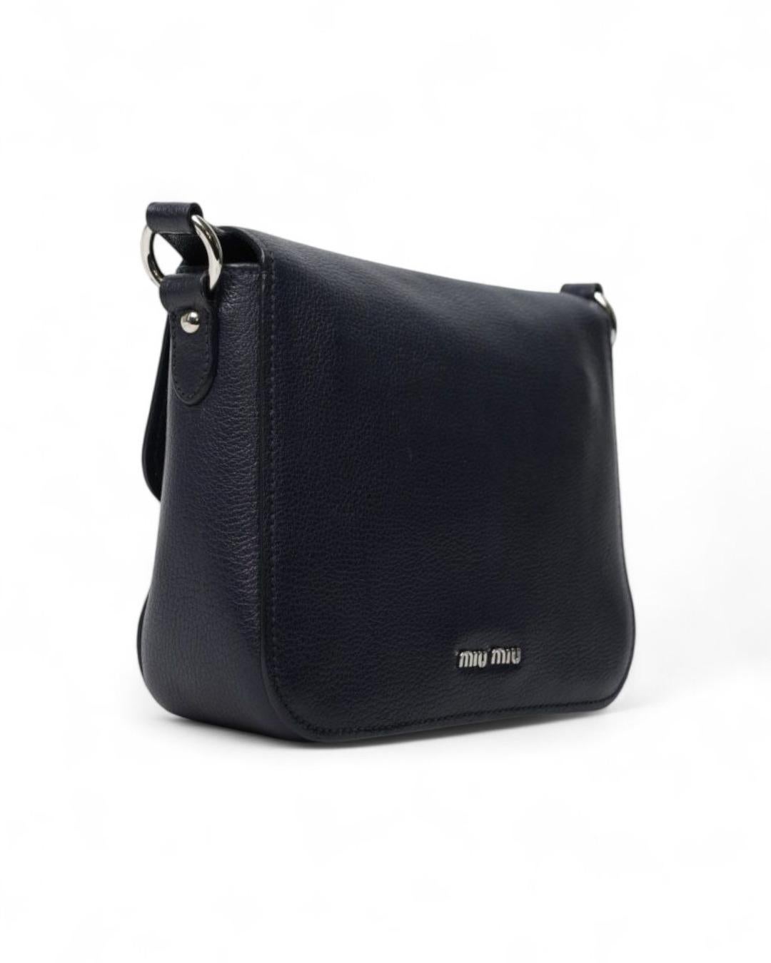 Miu Miu Lock Petit sac à bandoulière granulé Bleu en vente 6