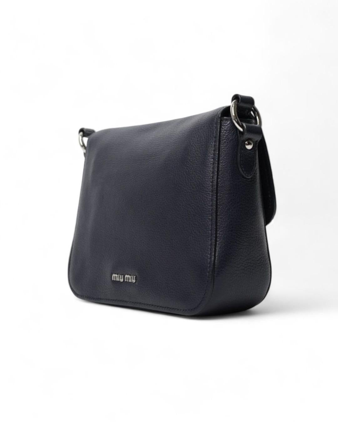Miu Miu Lock Petit sac à bandoulière granulé Bleu en vente 7
