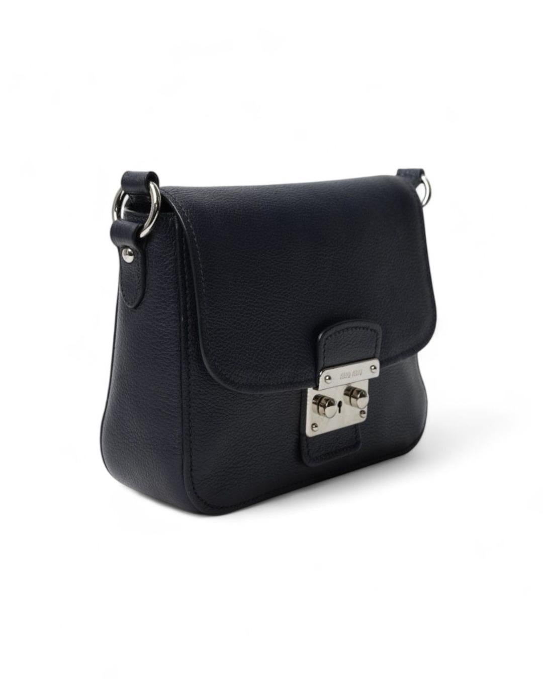 Black Miu Miu Lock Petit sac à bandoulière granulé Bleu en vente