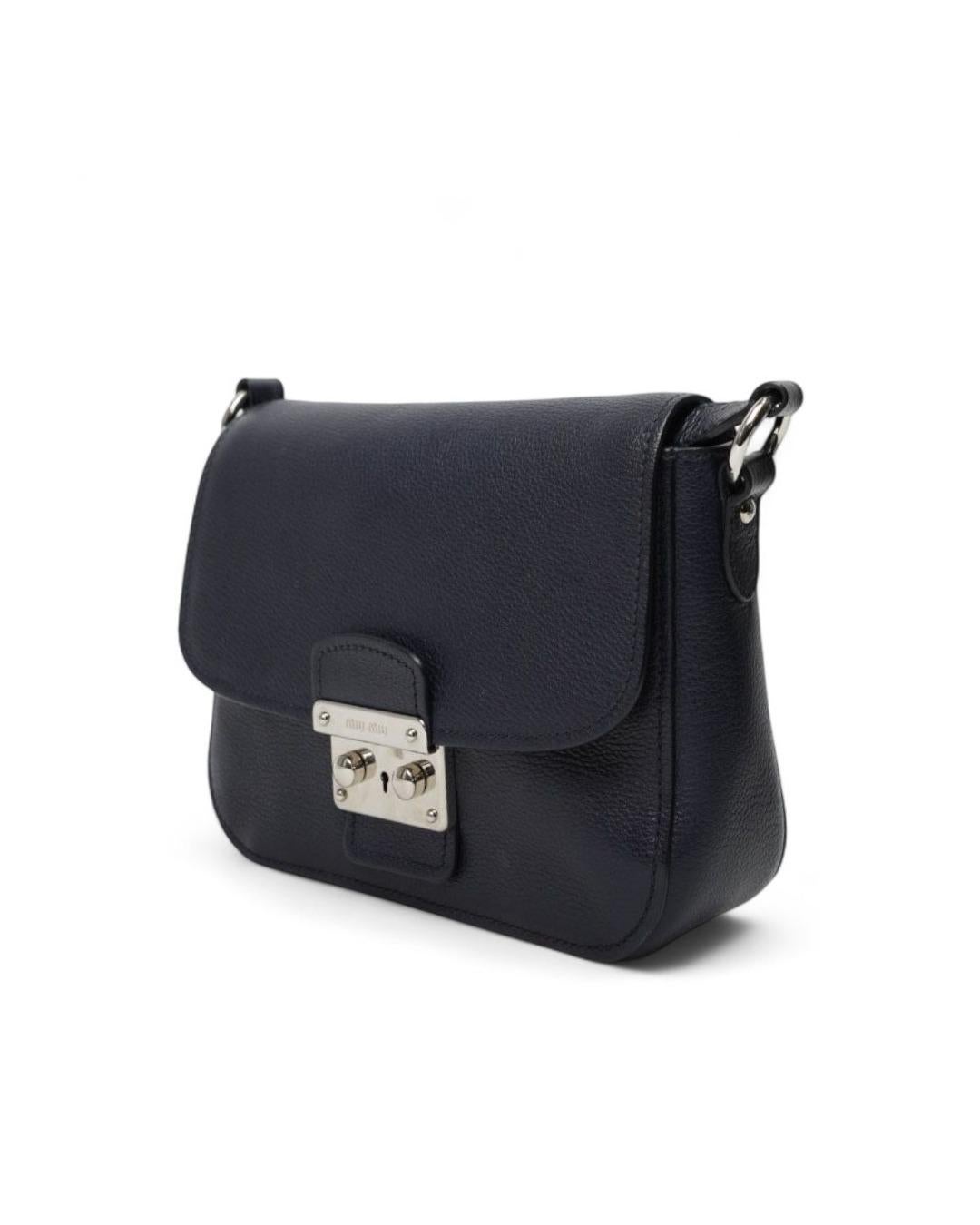 Miu Miu Lock Petit sac à bandoulière granulé Bleu Bon état - En vente à Torre Del Greco, IT