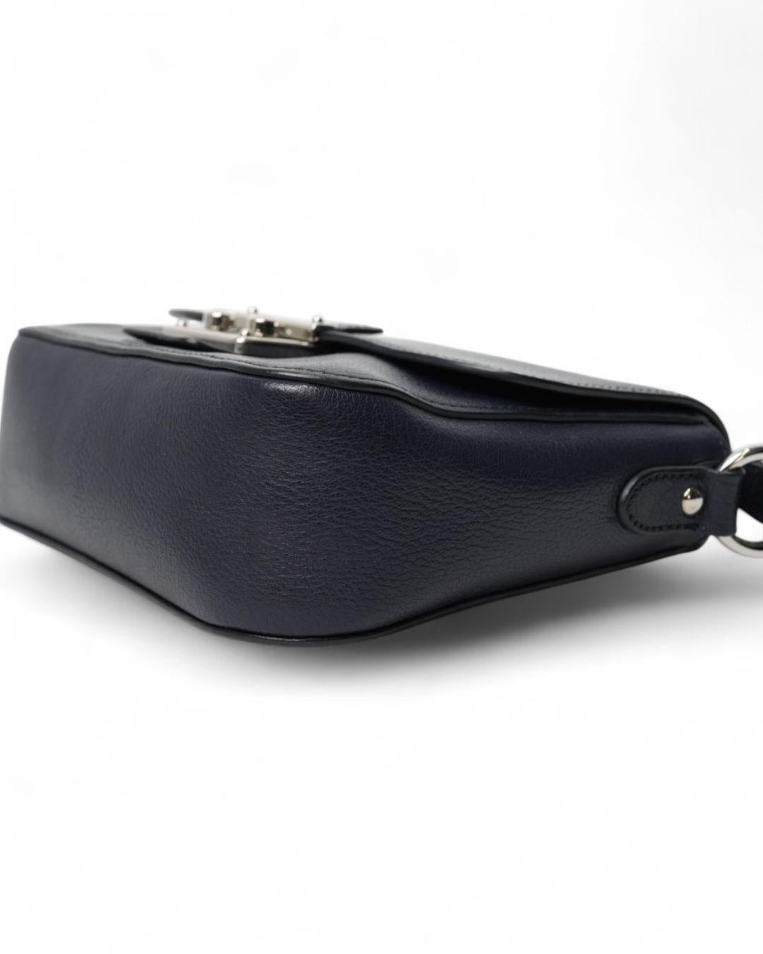Miu Miu Lock Petit sac à bandoulière granulé Bleu en vente 3