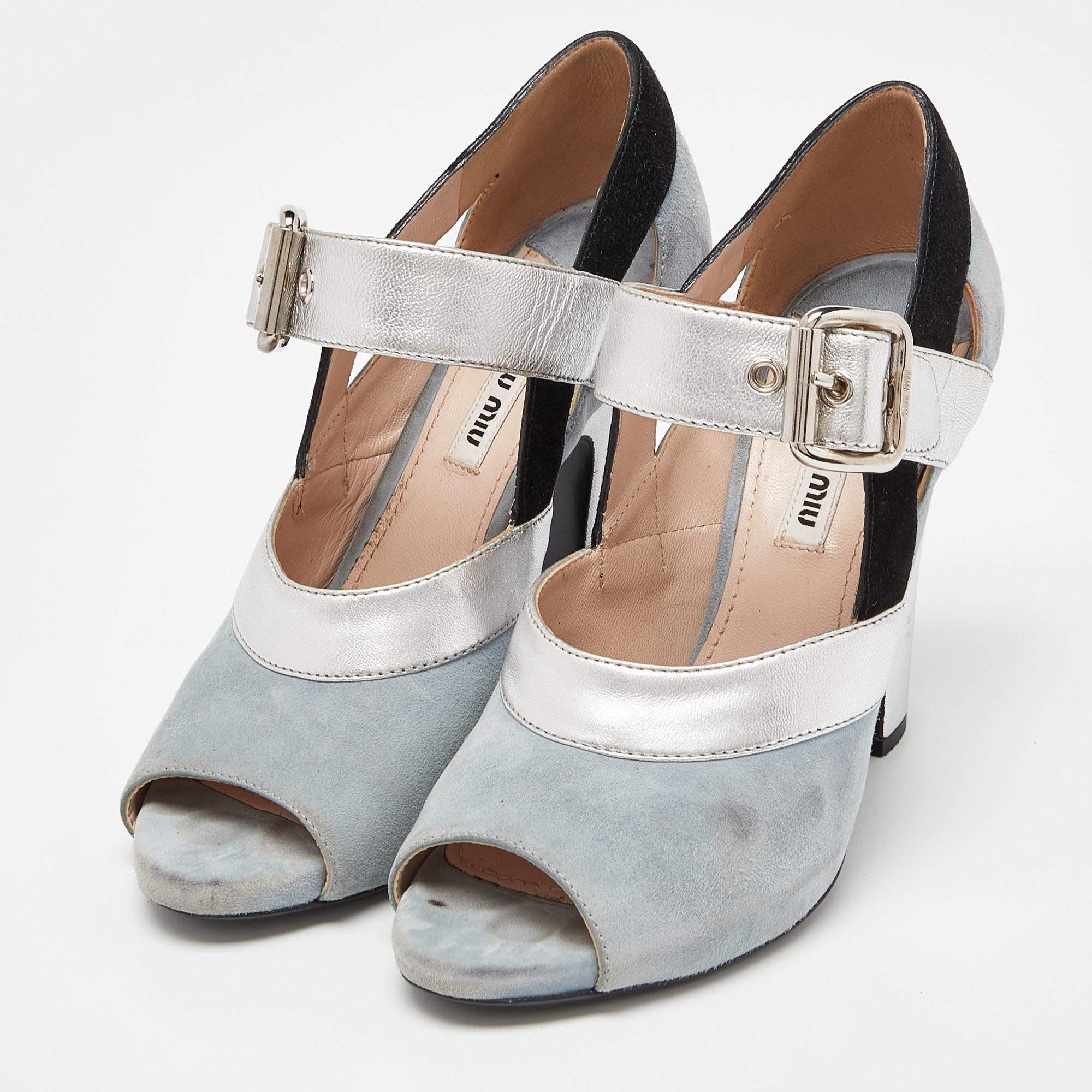 Haz una declaración de estilo chic con estos zapatos de salón de diseño. Presentan tacones resistentes y suelas duraderas perfectas para tus salidas a la moda
