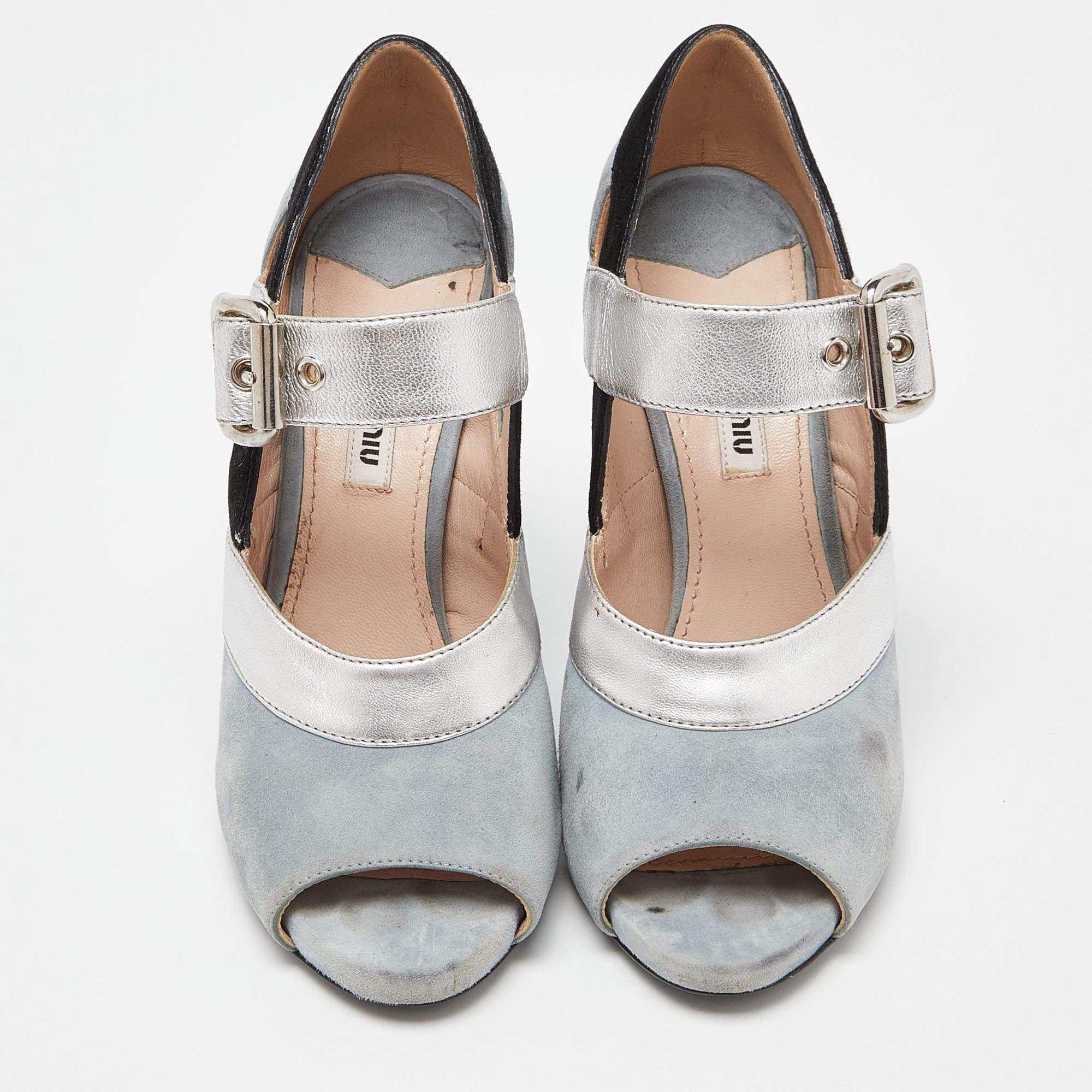 Miu Miu Tri Color Leather and Suede Bow Peep Toe Pumps Talla 38 Gris en venta