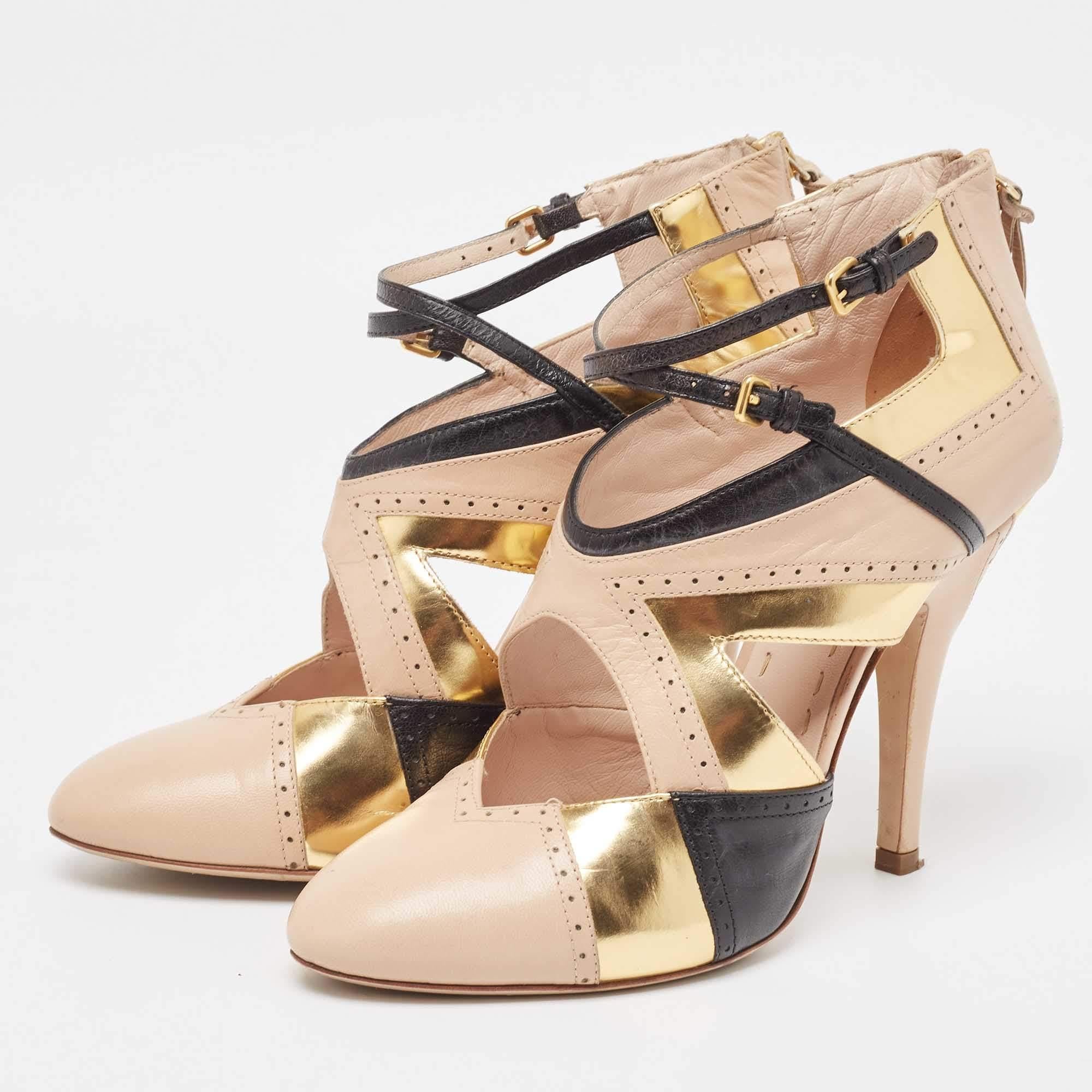 Exuding femininity and elegance, these pumps feature a chic silhouette with an attractive design. You can wear these pumps for a stylish look. 