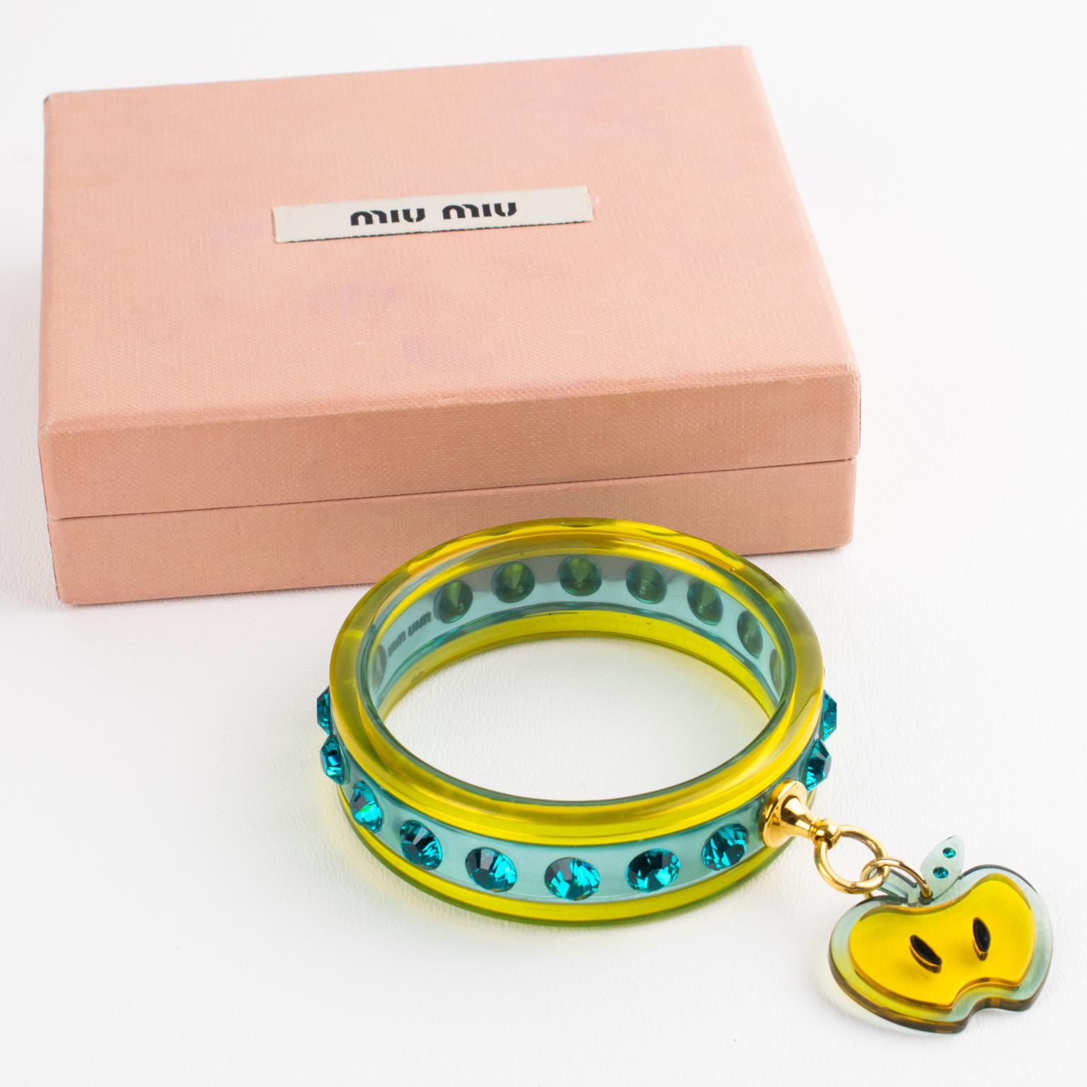 Bracciale Jewell di Miu Miu in acrilico giallo e turchese con charm a forma di mela in vendita 6