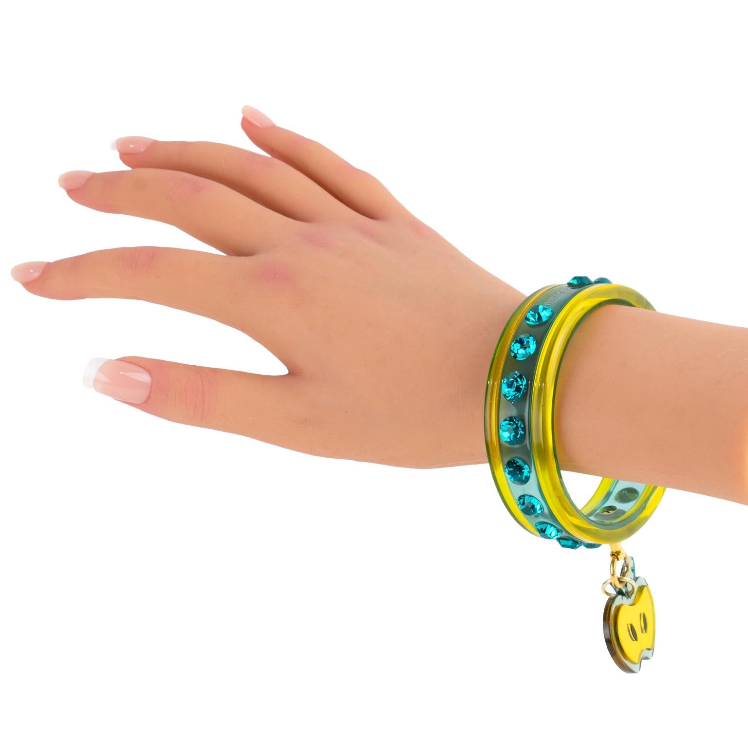 Bracciale Jewell di Miu Miu in acrilico giallo e turchese con charm a forma di mela in vendita 7
