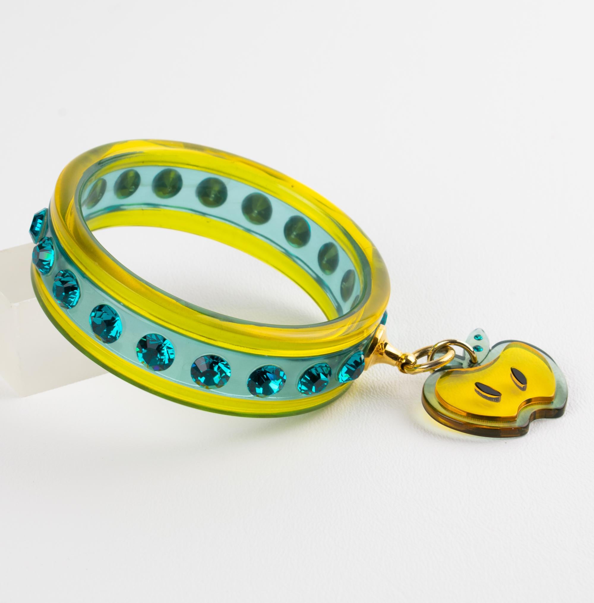 Questo braccialetto Jewell in acrilico di Miu Miu Italia è un simpatico braccialetto con charm. Ricavato da un materiale acrilico o lucite trasparente, il pezzo è tempestato di strass di cristallo. La forma del braccialetto è completata da un charm