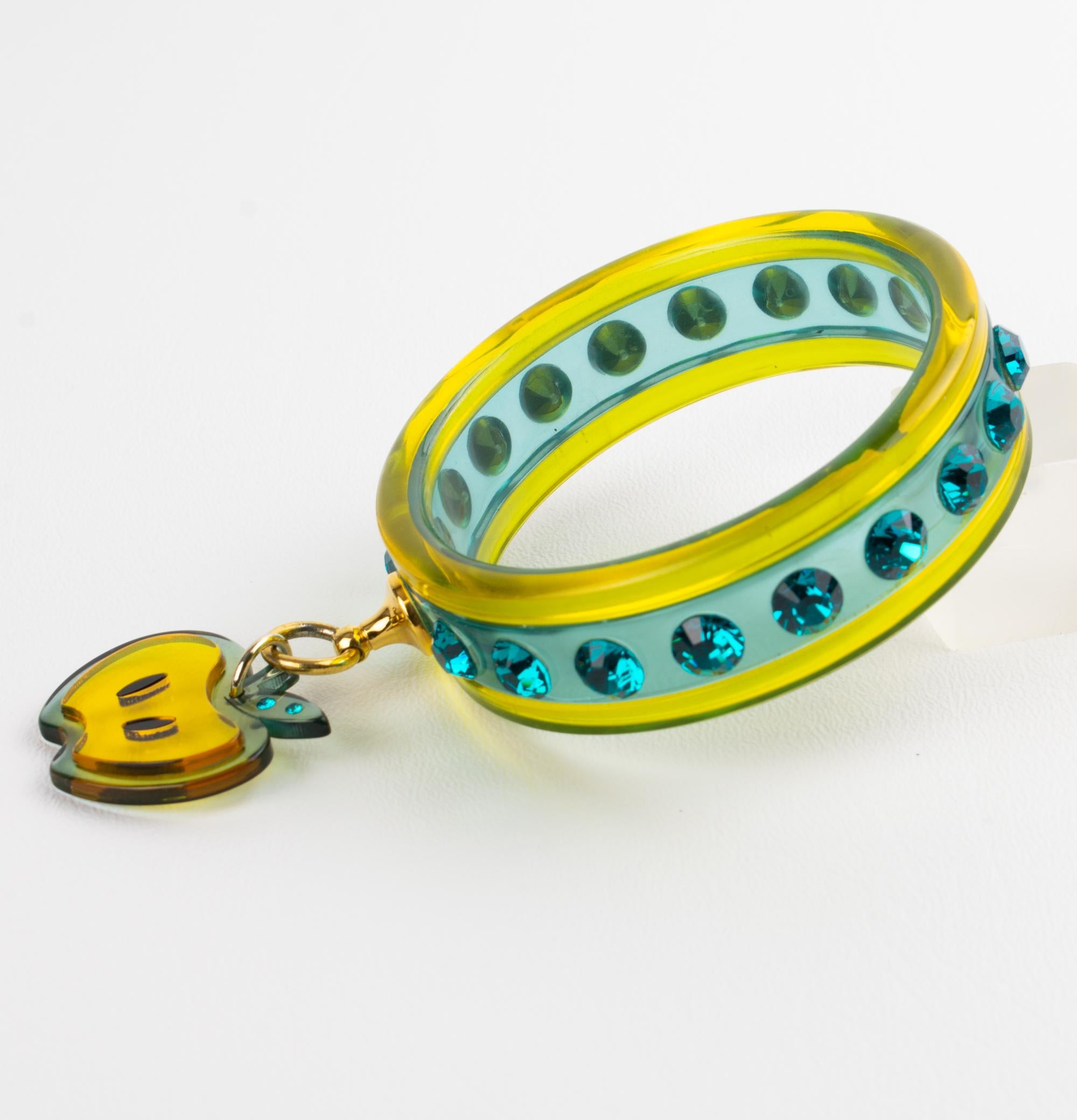 Moderno Bracciale Jewell di Miu Miu in acrilico giallo e turchese con charm a forma di mela in vendita