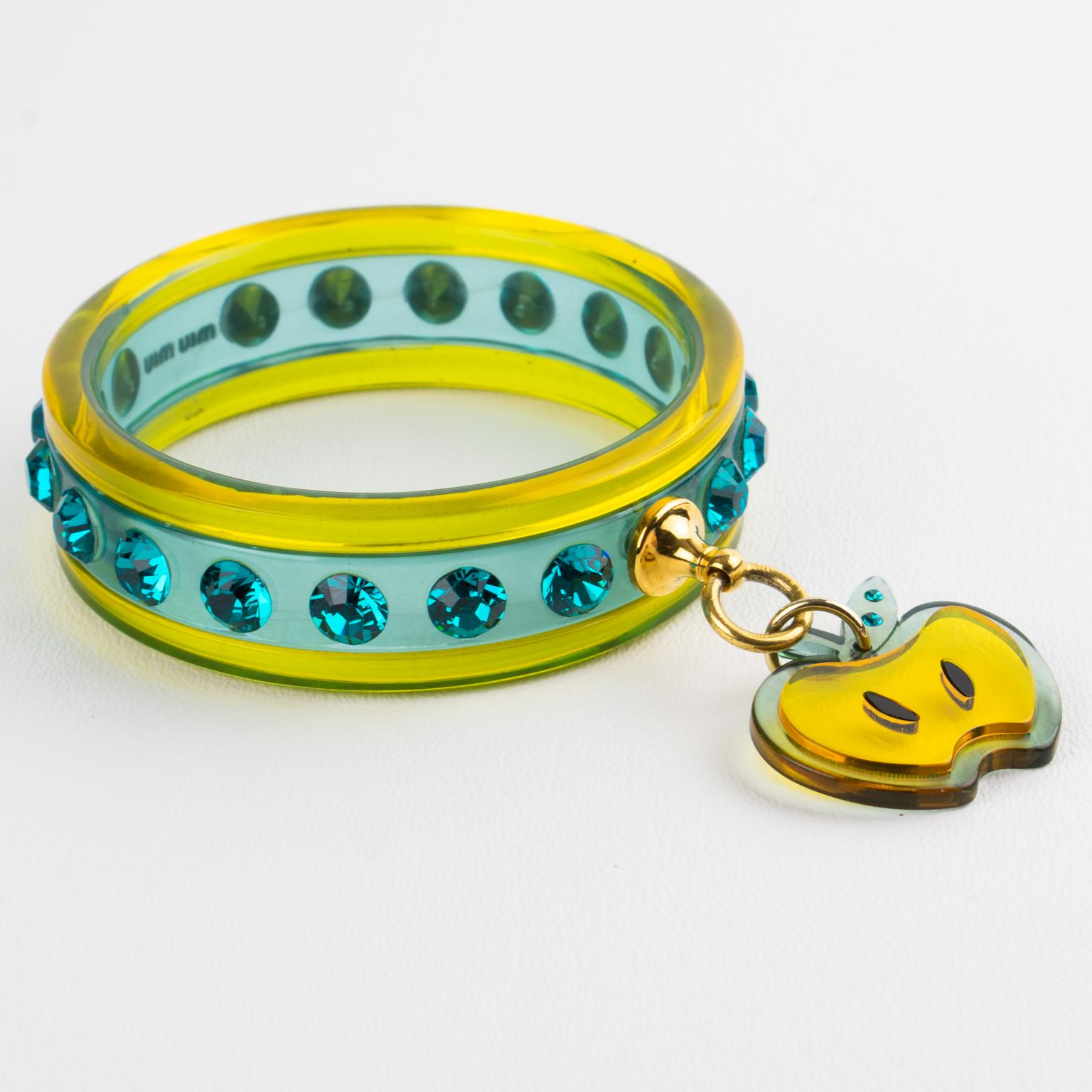 Bracciale Jewell di Miu Miu in acrilico giallo e turchese con charm a forma di mela In condizioni ottime in vendita a Atlanta, GA