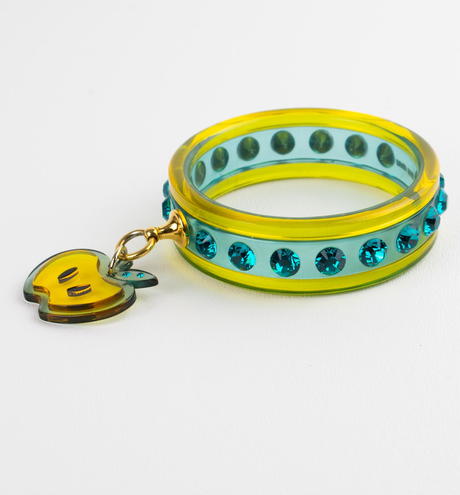 da uomo o donna Bracciale Jewell di Miu Miu in acrilico giallo e turchese con charm a forma di mela in vendita