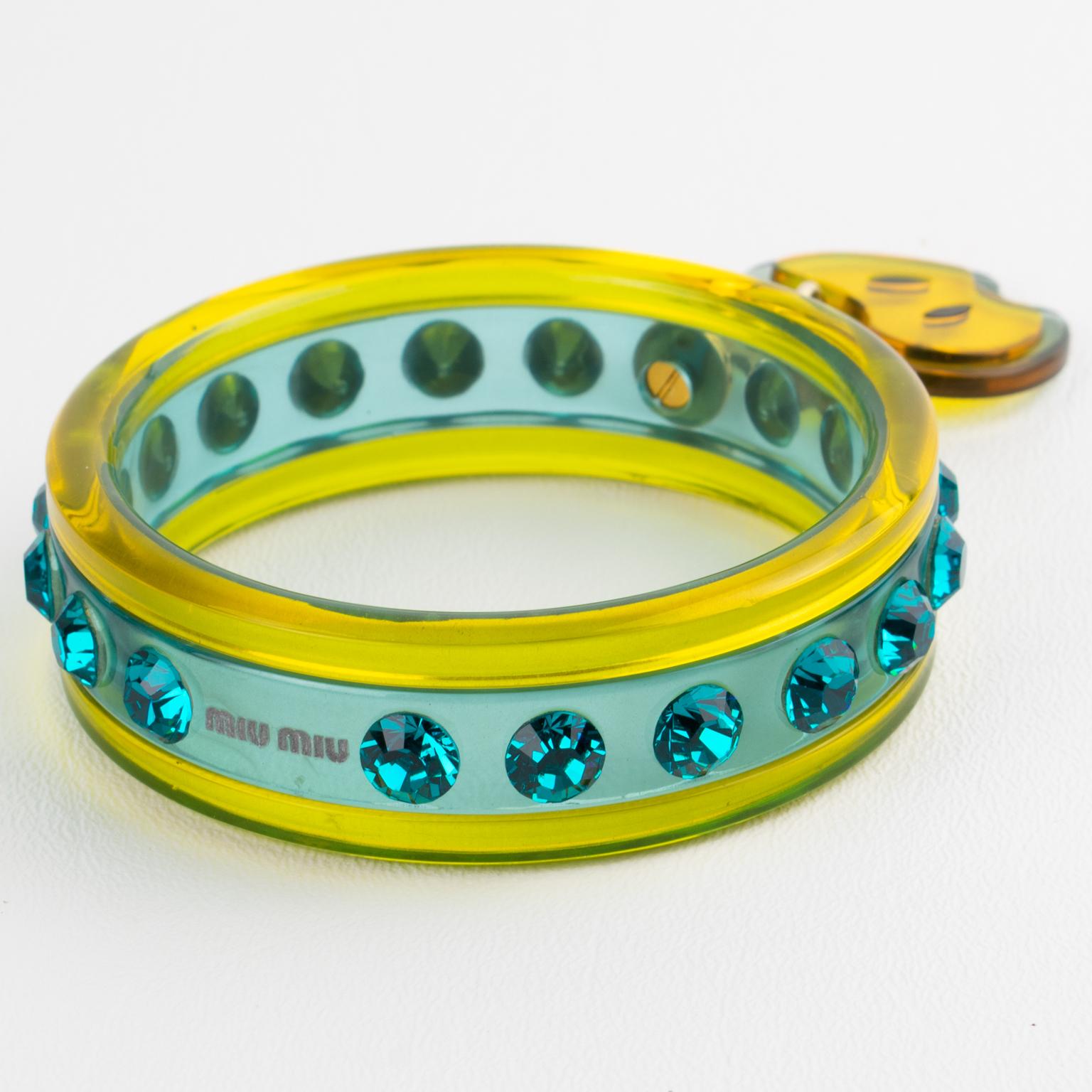 Bracciale Jewell di Miu Miu in acrilico giallo e turchese con charm a forma di mela in vendita 1