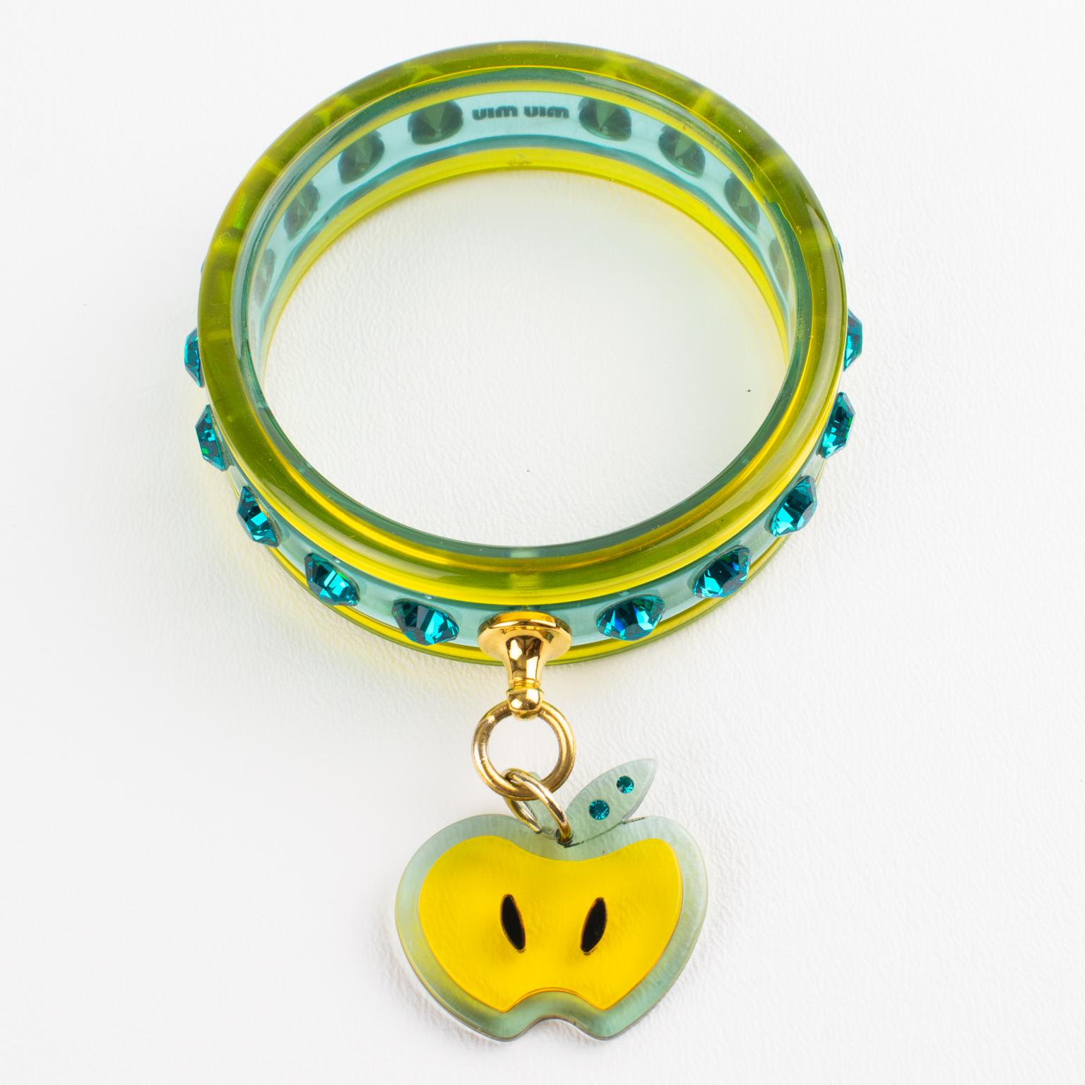 Bracciale Jewell di Miu Miu in acrilico giallo e turchese con charm a forma di mela in vendita 2