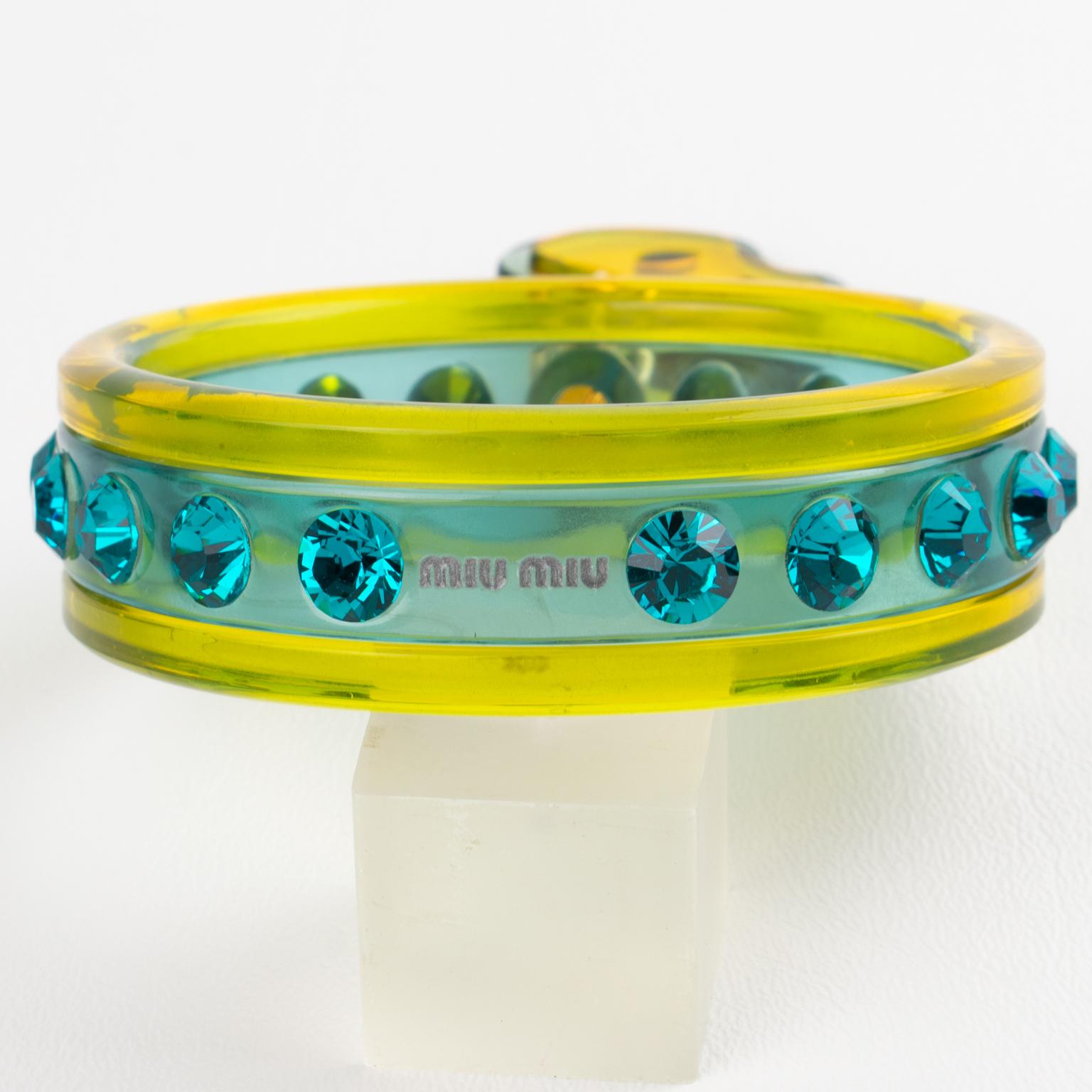 Bracciale Jewell di Miu Miu in acrilico giallo e turchese con charm a forma di mela in vendita 3