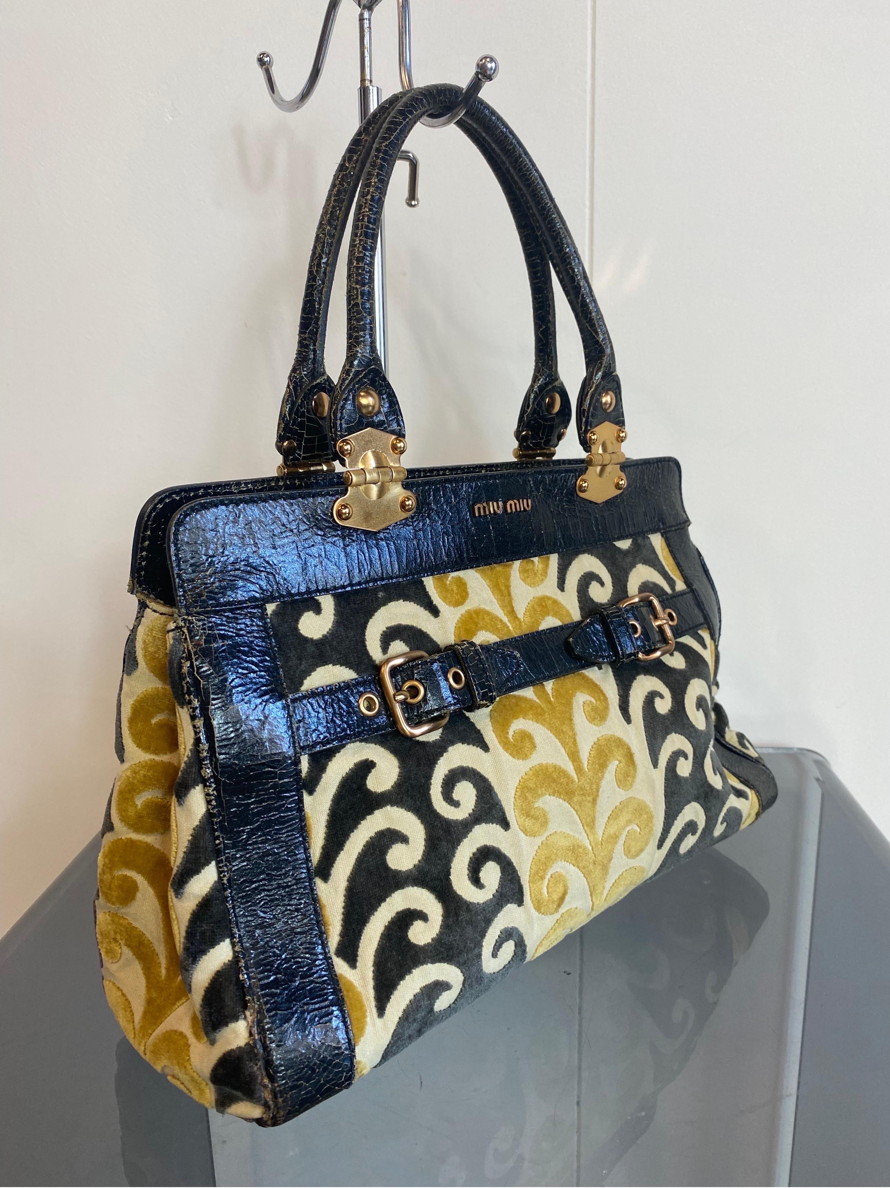 Miu Miu velvet Twiggy tote vintage
Miu Miu shoulder bag. In black aged effect leather.
Body with brocade velvet pattern. 
With gold hardware. 
Interior in excellent condition with tag and 2 compartments plus a side zip pocket. A zip pocket also in