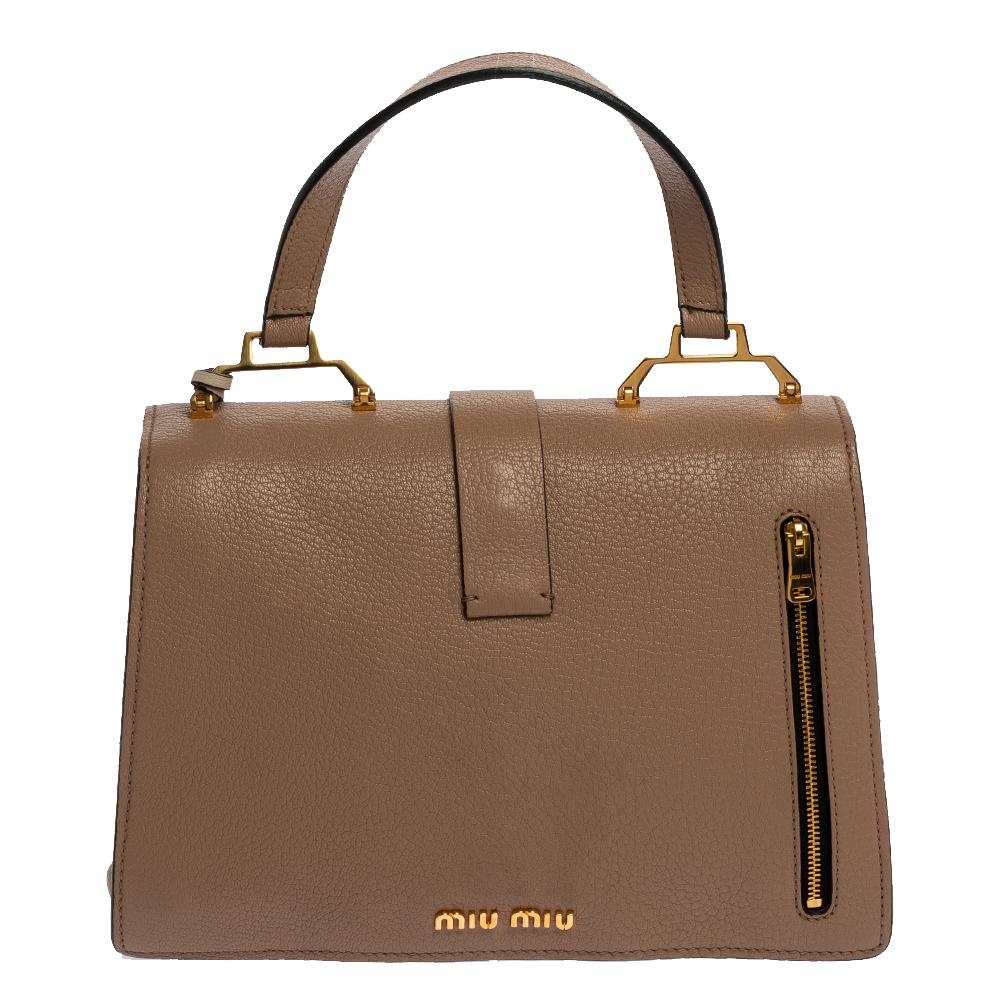 A chic bag for you to step out in style and win compliments! This two-tone bag from Miu Miu comes crafted from leather and features a front gold-tone push buckle detailed strap. It has a top handle and a detachable shoulder strap and opens to a