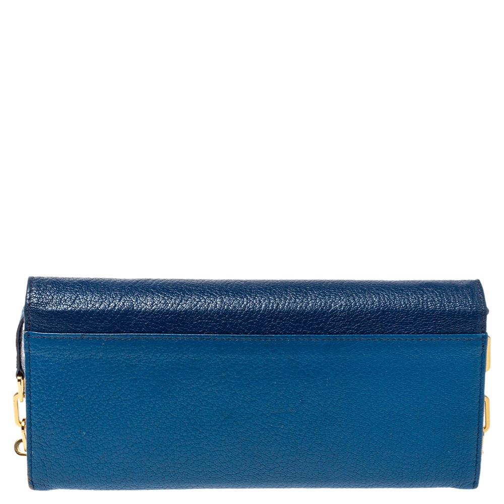 Well-structured and high on style, this stylish wallet from Miu Miu deserves to be yours! It has been crafted from two-toned blue leather and styled with a shoulder strap. It also comes with gold-tone logo detail on the flap that reveals leather &