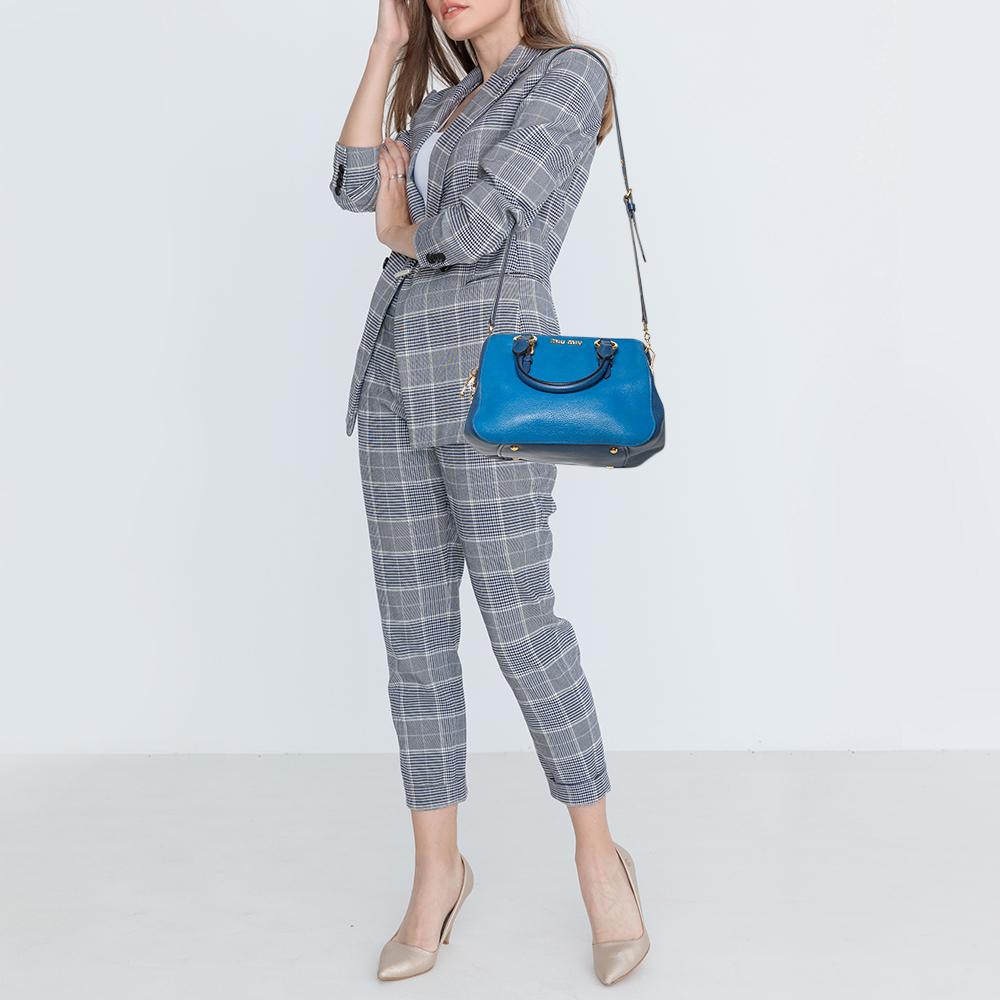Diese hübsche blaue Tasche von Miu Miu ist eine Interpretation der klassischen Doktortasche und verfügt über ein geräumiges Fach für Ihre täglichen Utensilien. Auf der Vorderseite befindet sich das goldfarbene Markenlabel:: und die Tasche ist mit