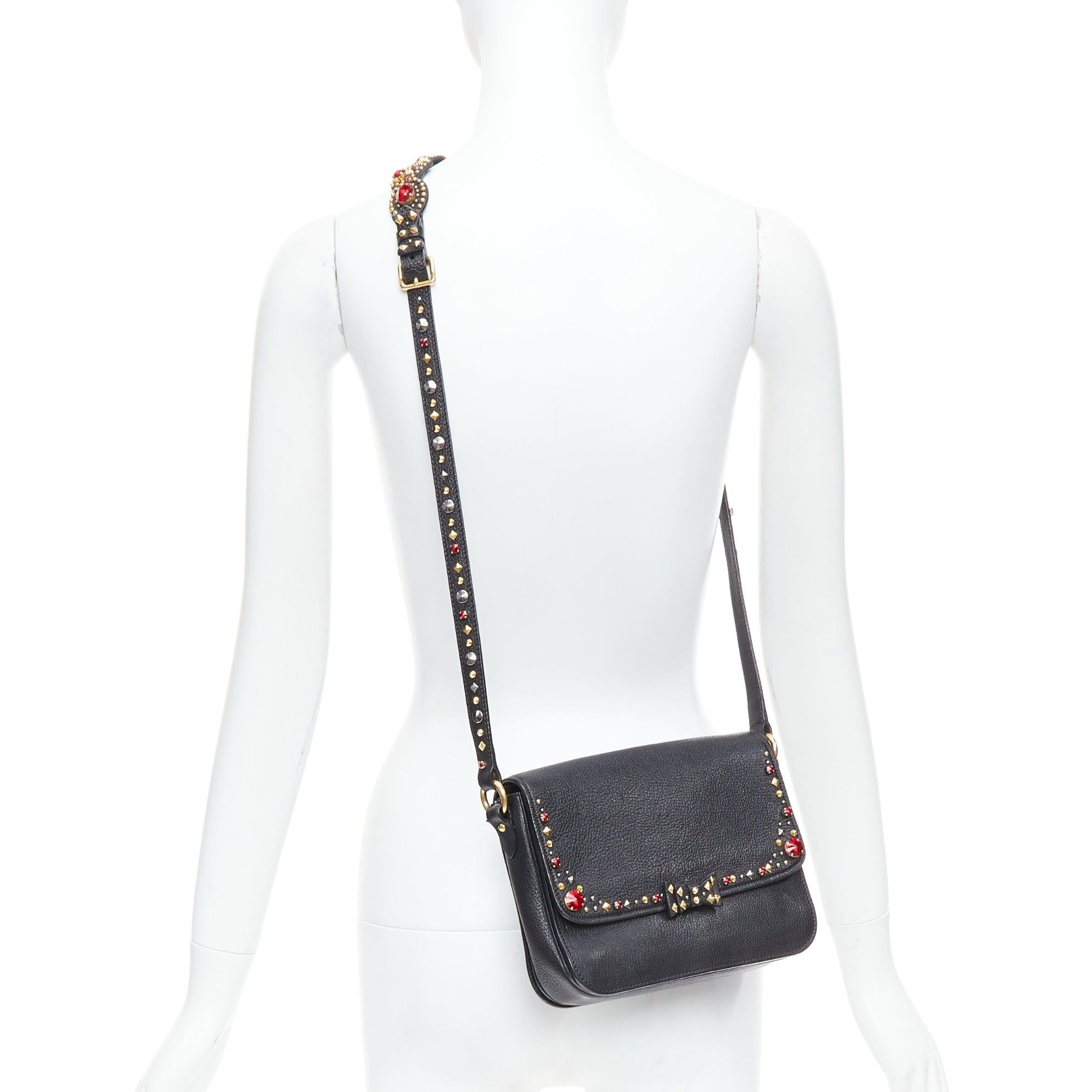 MIU MIU Colección San Valentín Bolso cruzado de piel con solapa y tachuelas en forma de corazón y pedrería en rojo dorado
Referencia: CELE/A00040
Marca: Miu Miu
Diseñador: Miuccia Prada
Material: Piel
Color: Negro, Rojo
Patrón: Sólido
Cierre: