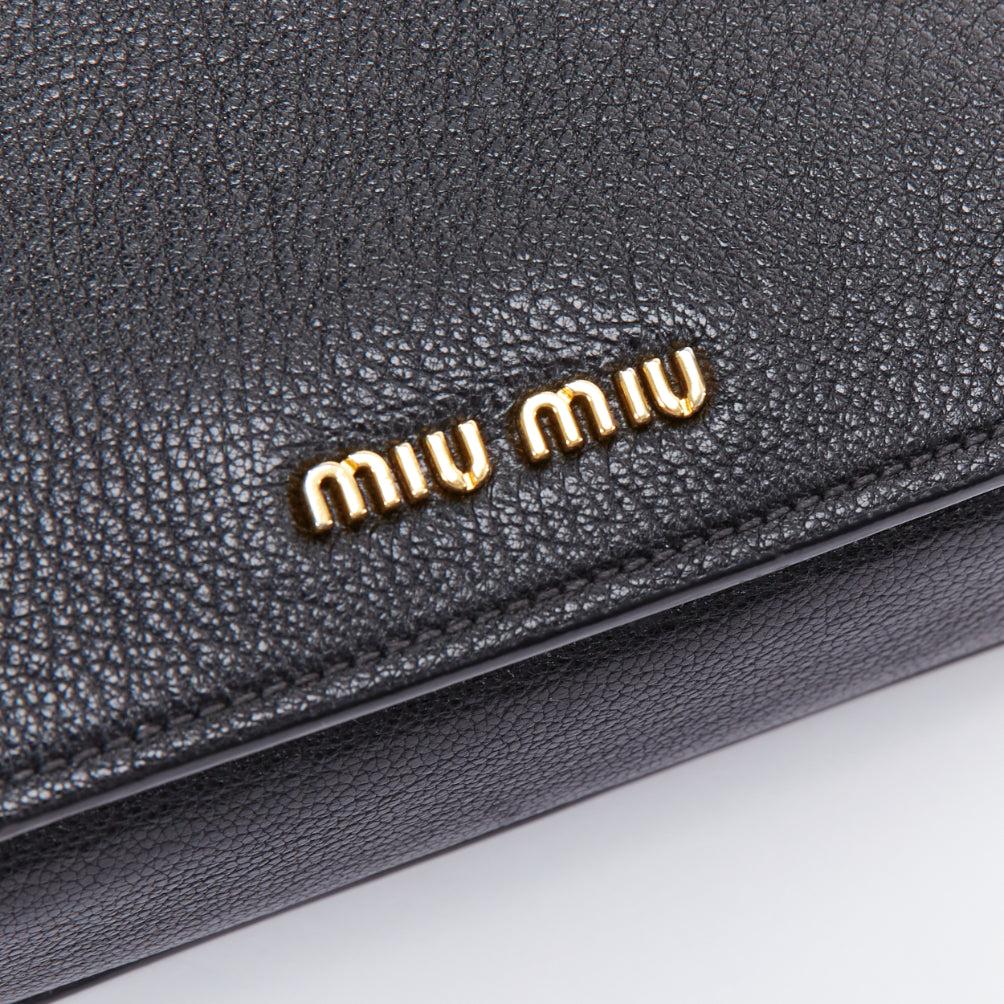 MIU MIU Colección San Valentín Bolso bandolera de piel con tachuelas de strass y corazón en venta 2