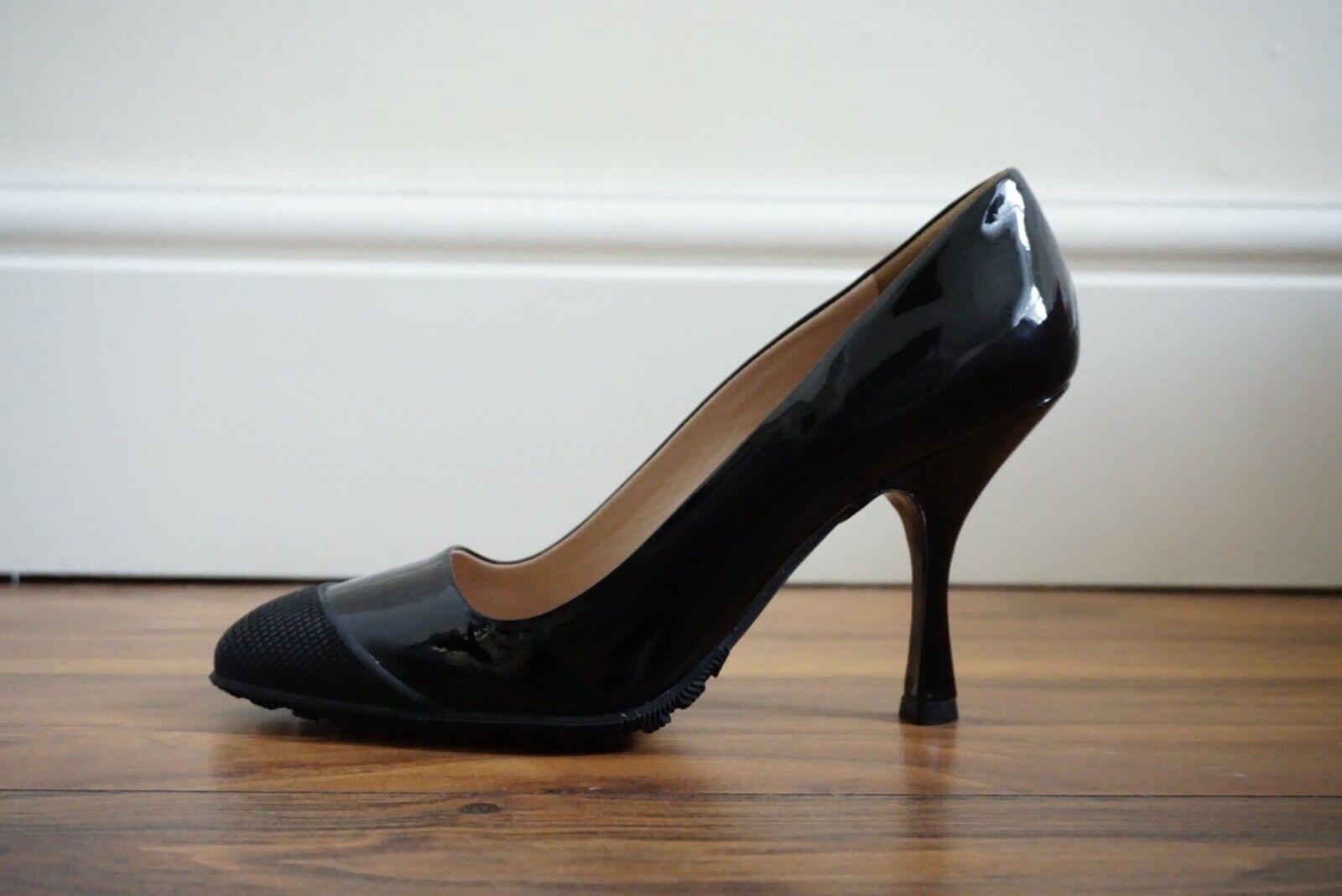 Miu Miu Vernice Patent Leather, Pointed Heels Rubber Grip Soles, Black 37.5 BNWT

100% Genuine, New with Tag.

 Box is old and in the wardrobe long years. So shoes are marked as very excellent condition.

Height: 9.5 cm.

_ _ _

Great for everyday