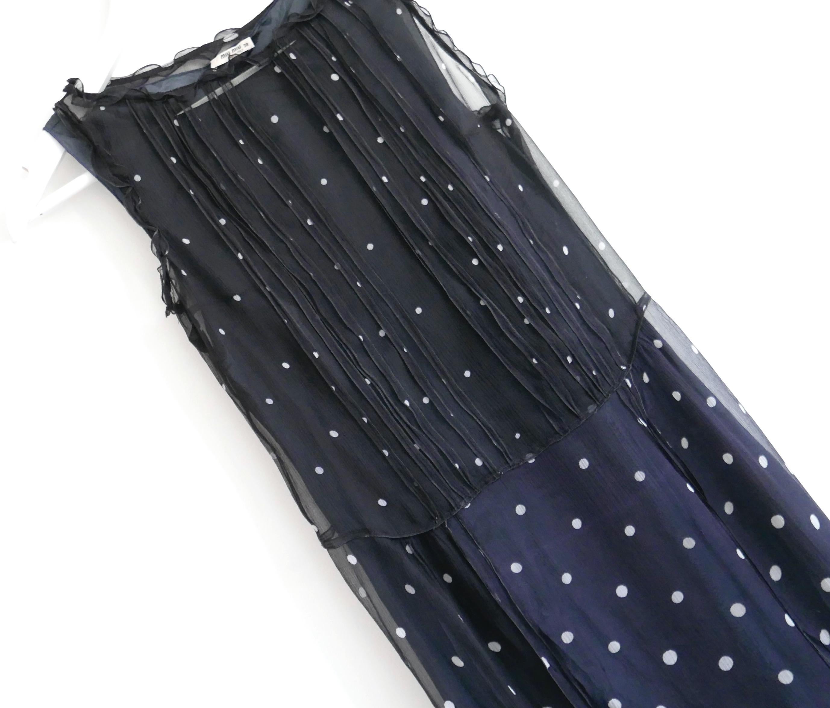 Hübsches Vintage-Kleid von Miu Miu aus den späten 1990er Jahren. Aus weichem, marineblauem und weiß gepunktetem Seidenchiffon mit einem Unterkleid aus Seidensatin. Es hat einen superfemininen Teekleid-Schnitt mit Rüschen und Rüschen und ist mit