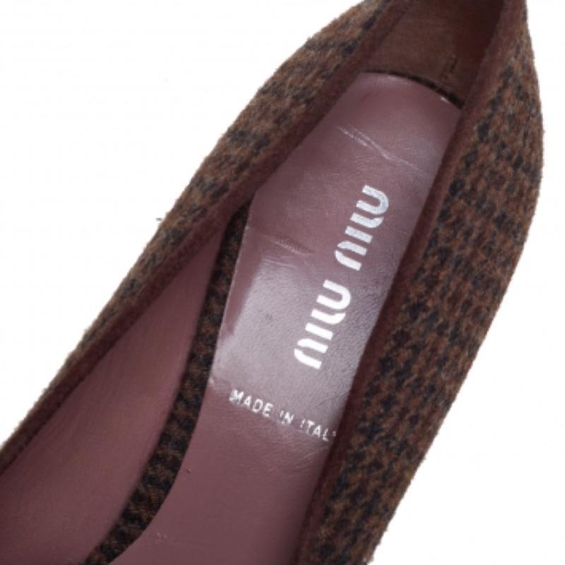 Miu Miu Vintage Braun Wolle Hahnentritt Emaille verschönert Arbeit Pumps Größe 36 im Zustand „Hervorragend“ im Angebot in Dubai, Al Qouz 2