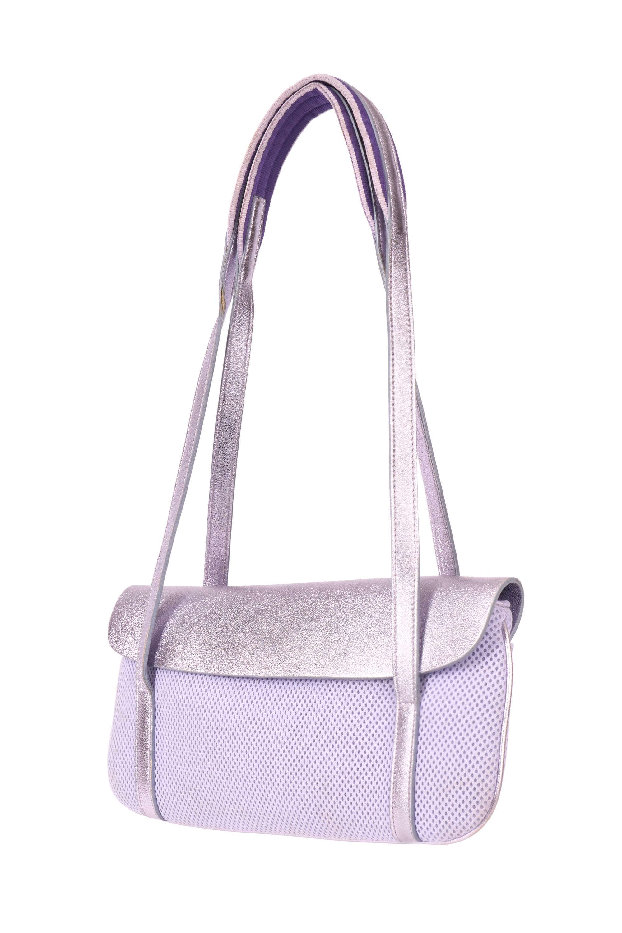 Bolso de malla metálica Miu Miu primavera/verano 1999. Tiene un tejido de malla y tirantes largos de piel, un bolsillo trasero y un bolsillo interior con cremallera. Cierre frontal de velcro. En excelente estado vintage.

Marca: Miu Miu
Color: