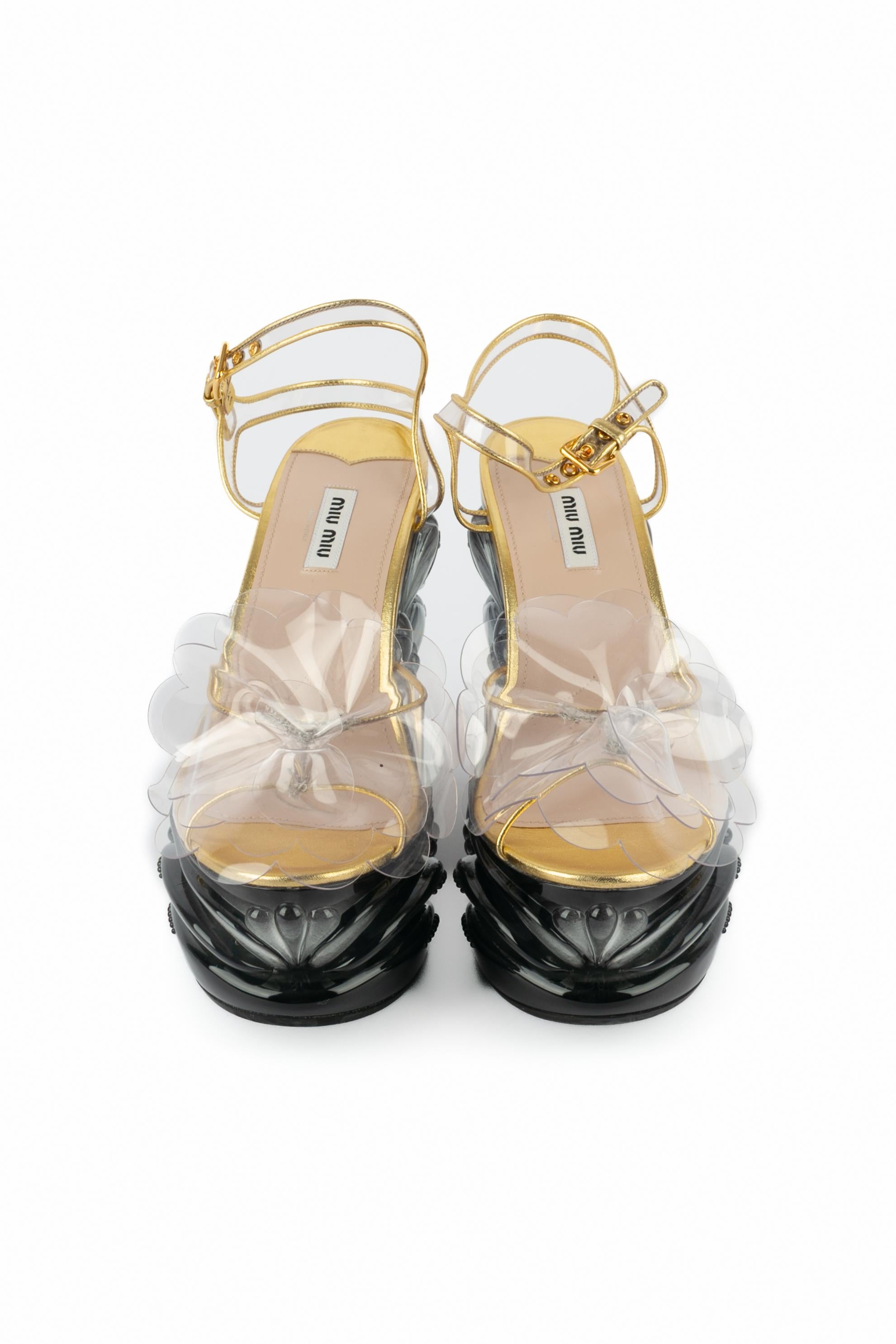 MIU MIU - Sandalen mit Keilabsatz, geformter Absatz aus transparentem Harz. Innensohle aus Leder. Größe 40FR angegeben. Frühjahr-Sommer-Kollektion 2017 unter der künstlerischen Leitung von Miuccia Prada.

Bedingung:
Sehr guter
